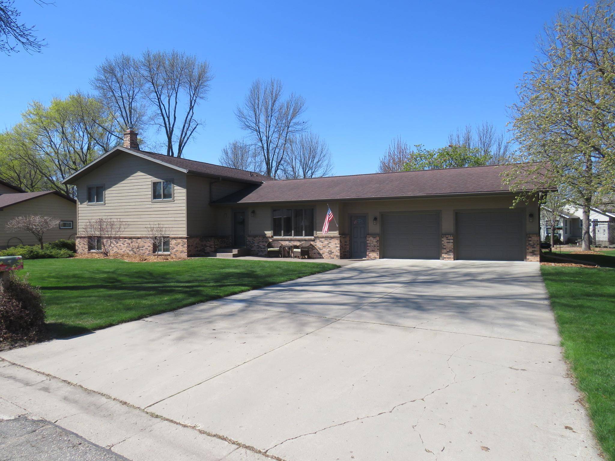 902 10th ST S, Benson, MN 56215