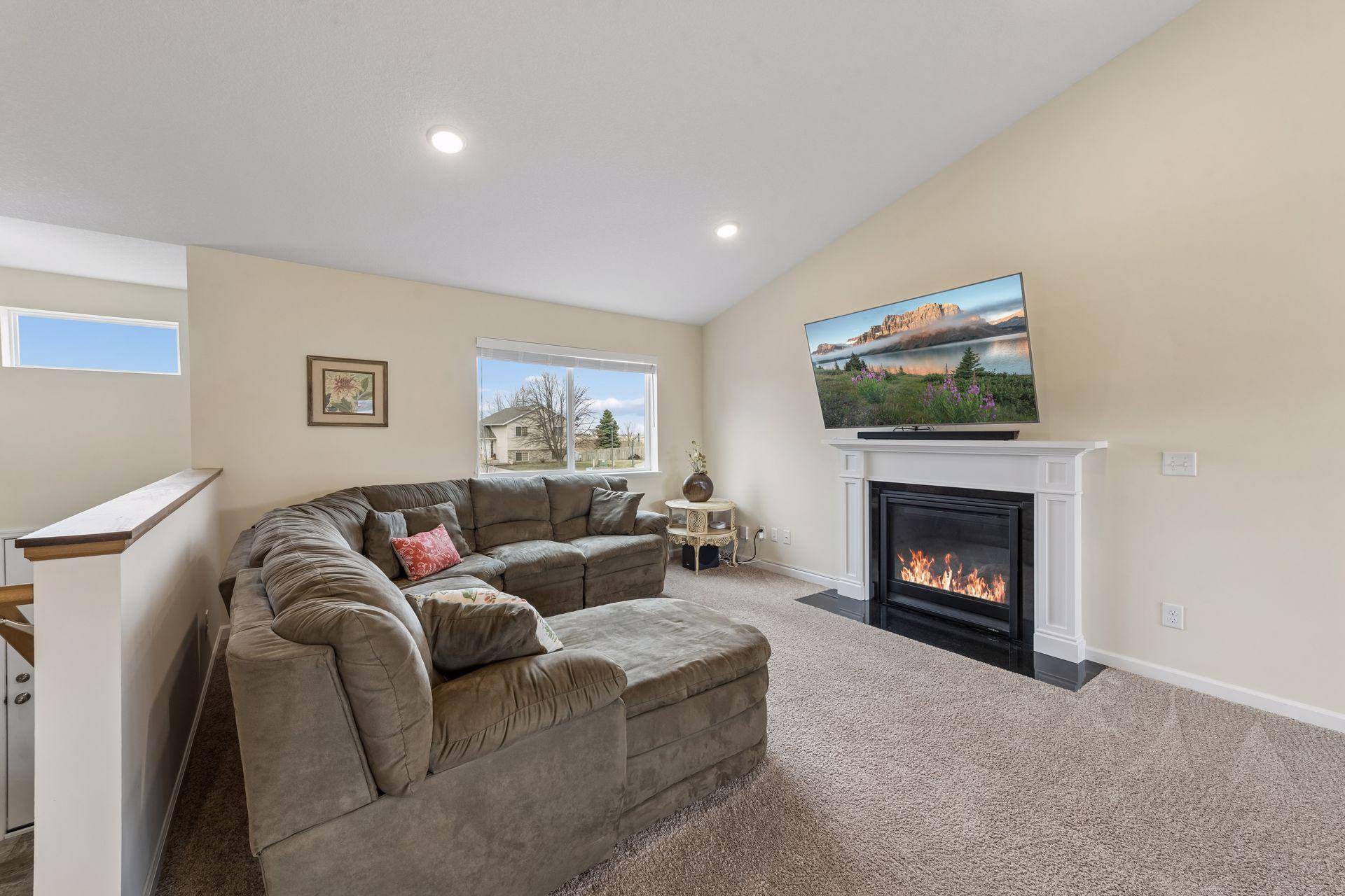 1192 Farmers LN, Belle Plaine, MN 56011