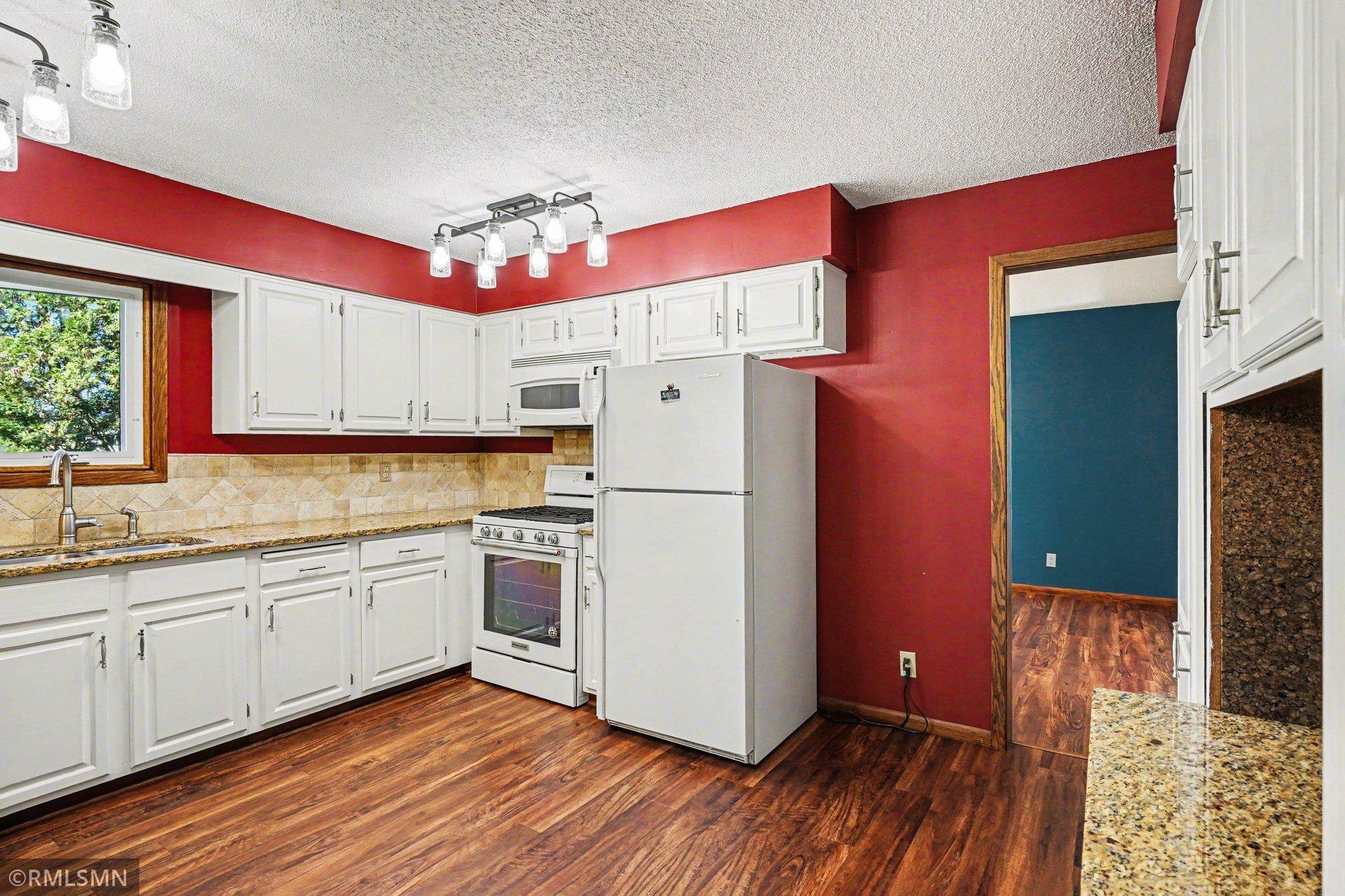 1712 James CT, Burnsville, MN 55337