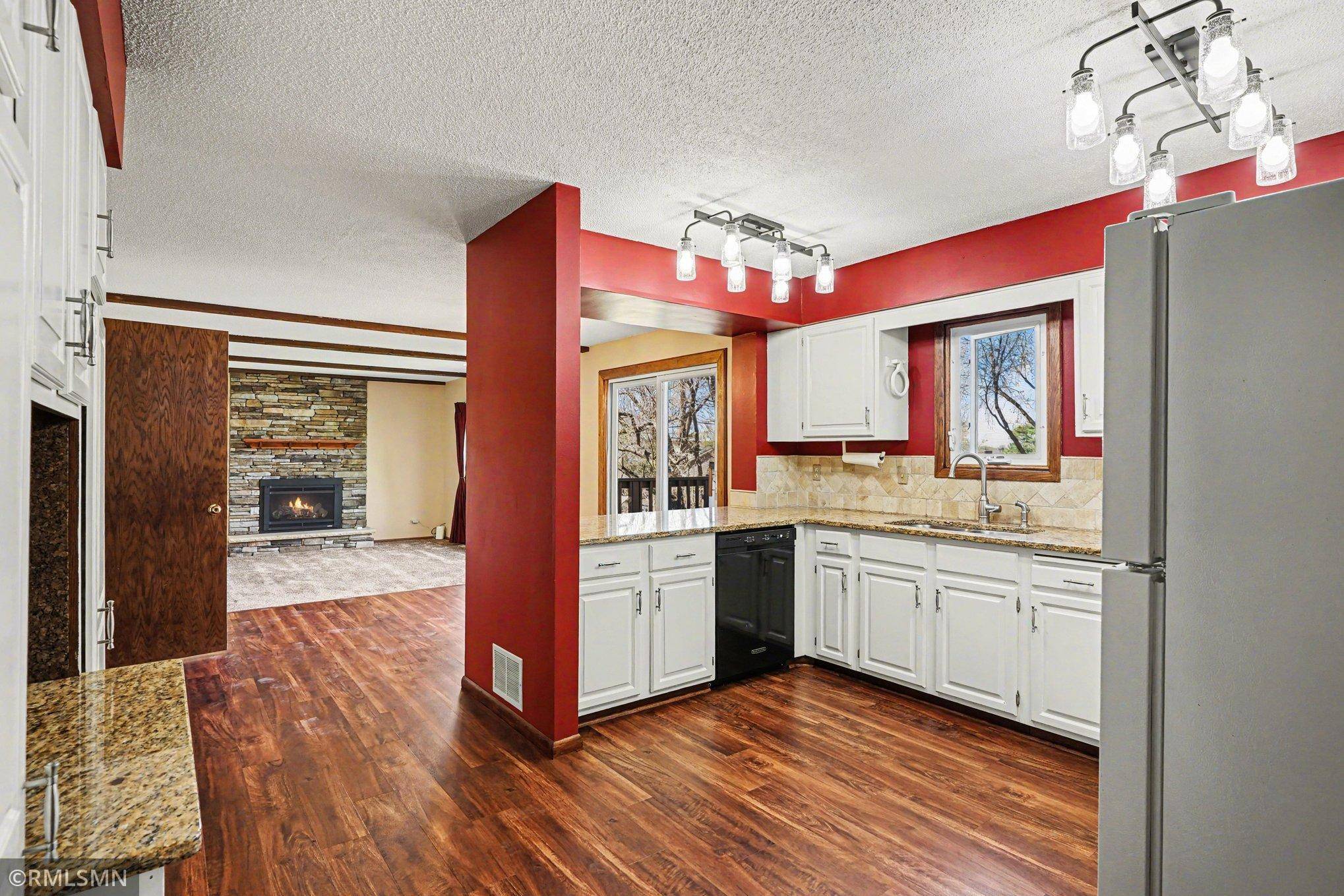 1712 James CT, Burnsville, MN 55337