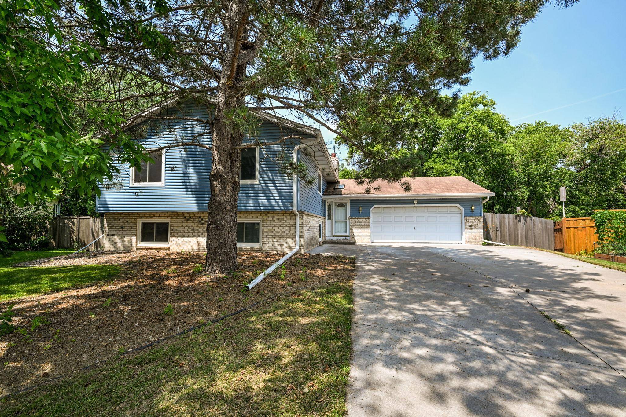 6215 Cavell AVE N, Brooklyn Park, MN 55428