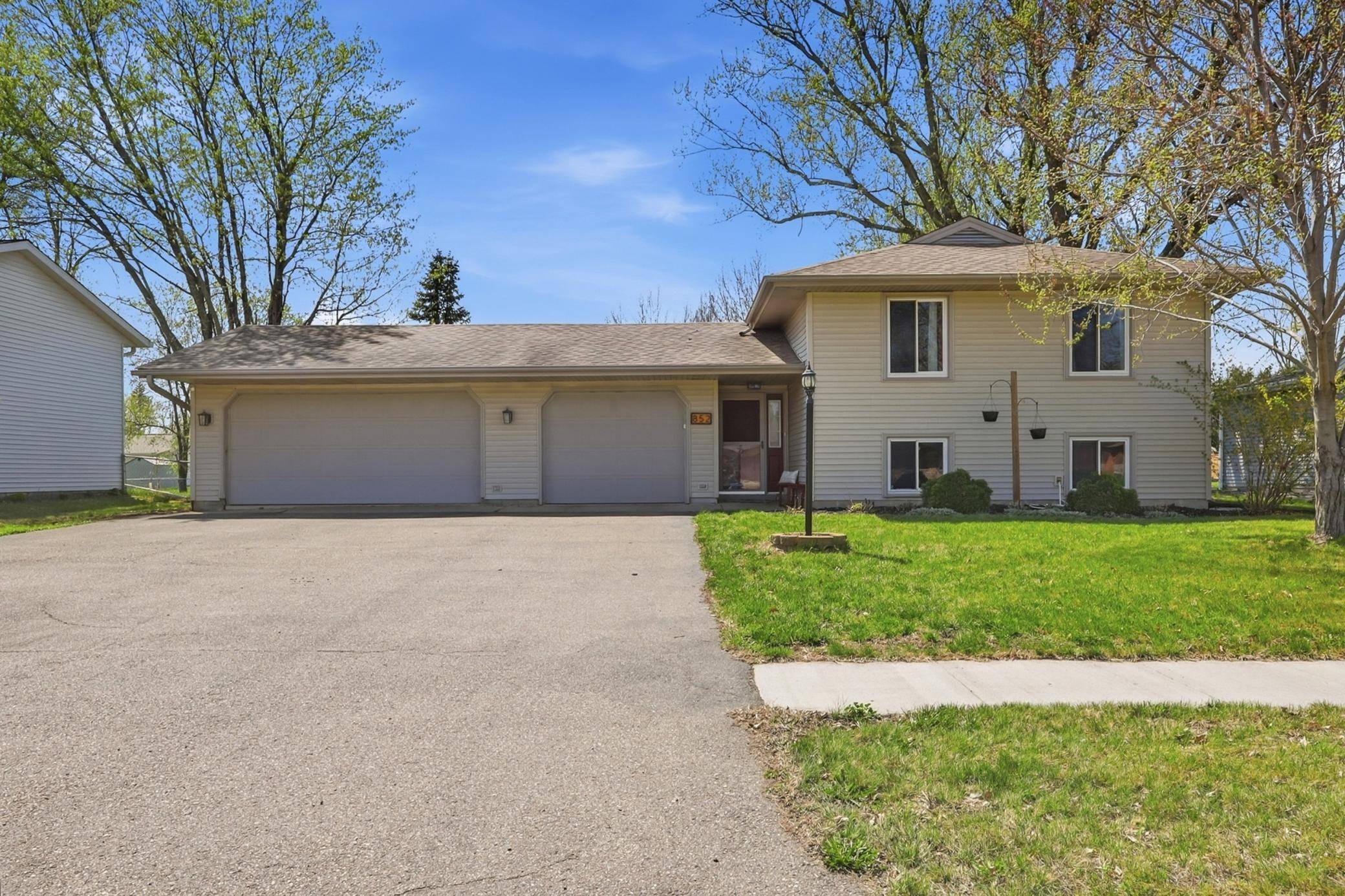 852 Cortland DR, Apple Valley, MN 55124