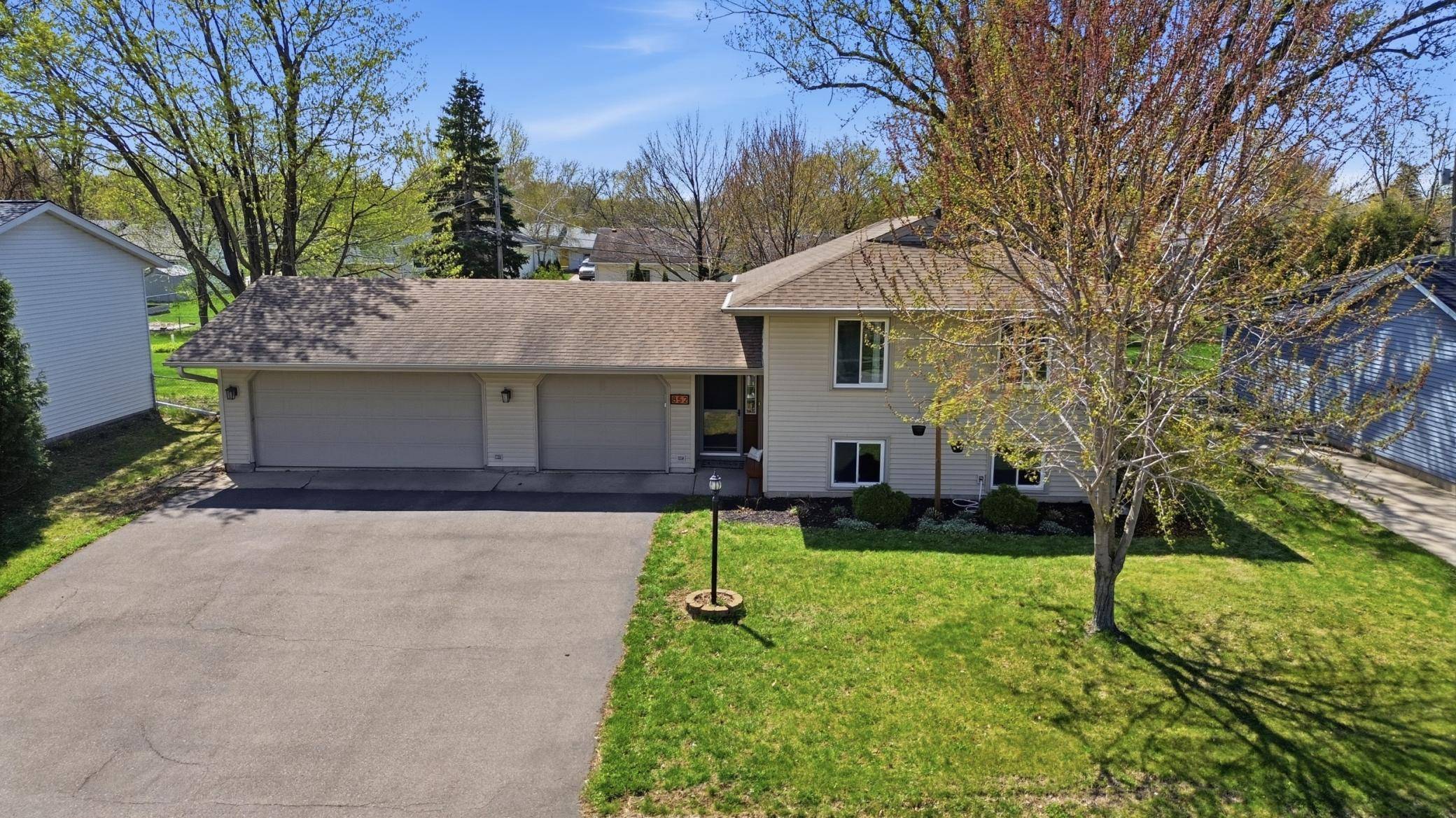 852 Cortland DR, Apple Valley, MN 55124