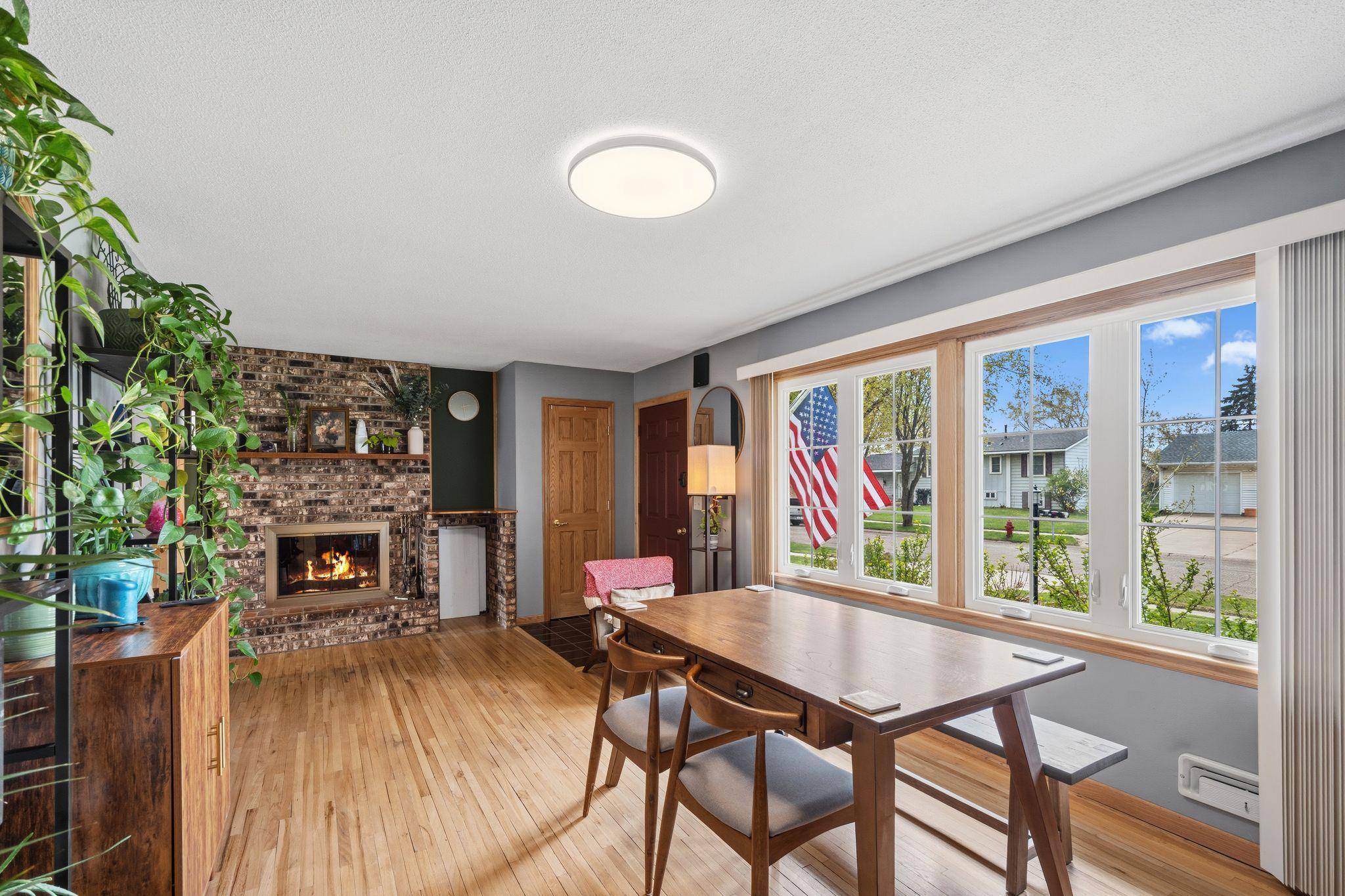 965 Redwell LN, Apple Valley, MN 55124