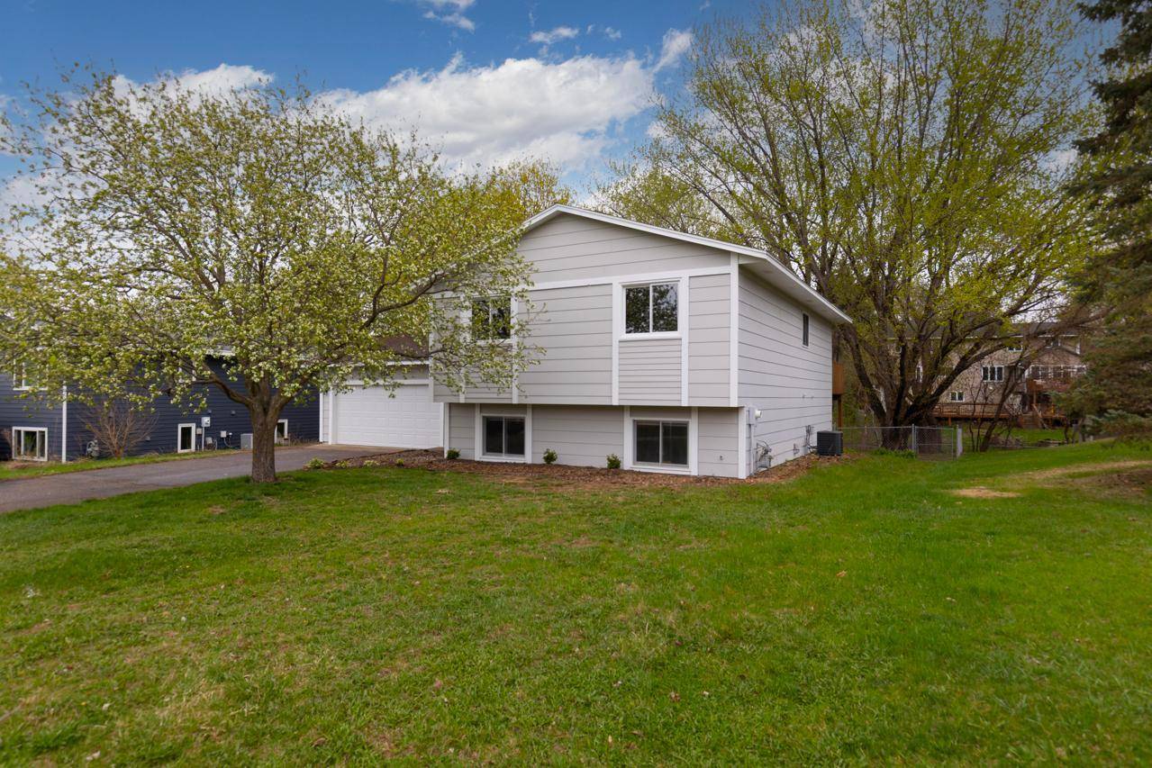 10307 Englewood DR, Eden Prairie, MN 55347