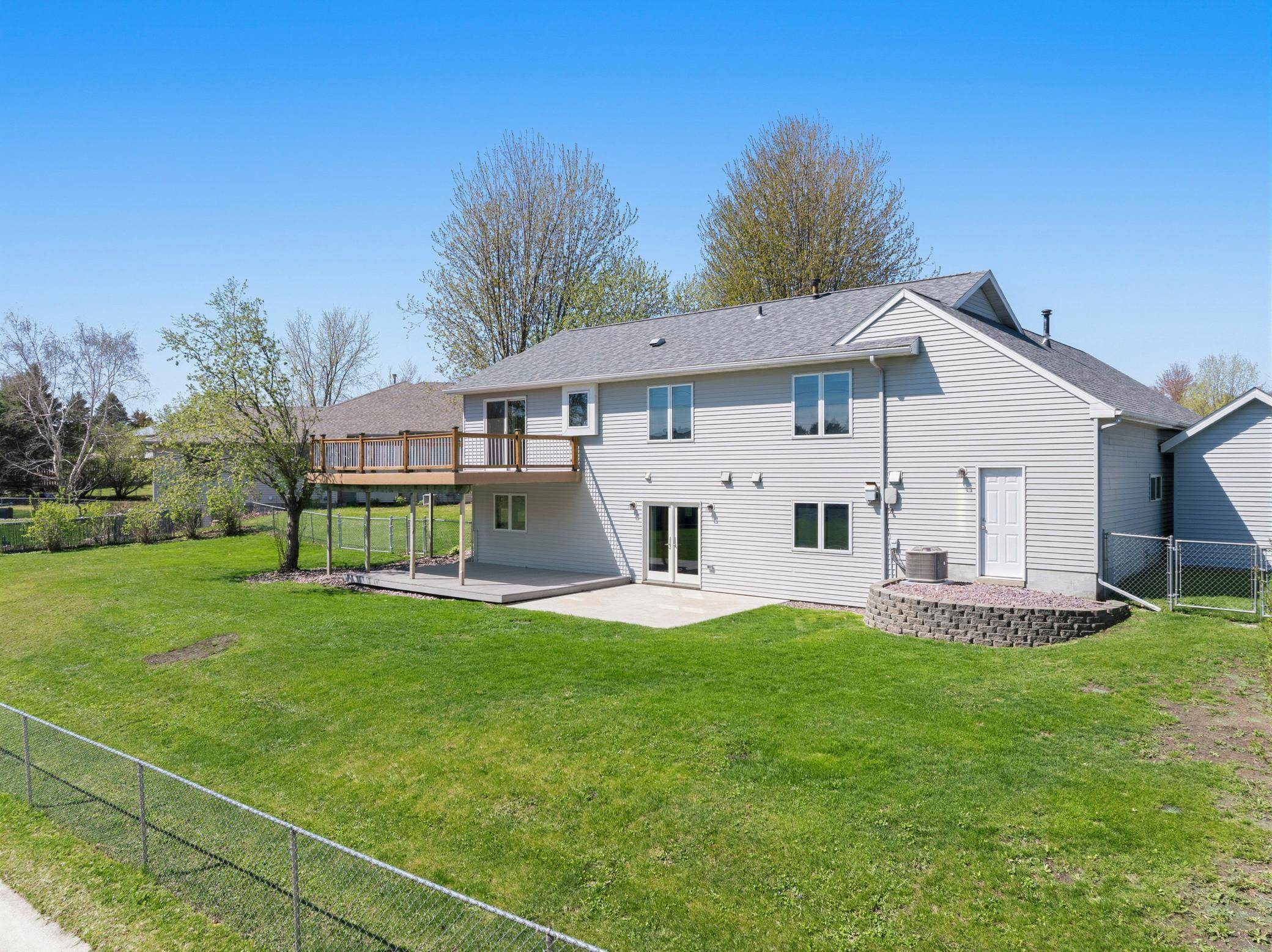 465 8th ST SW, Plainview, MN 55964