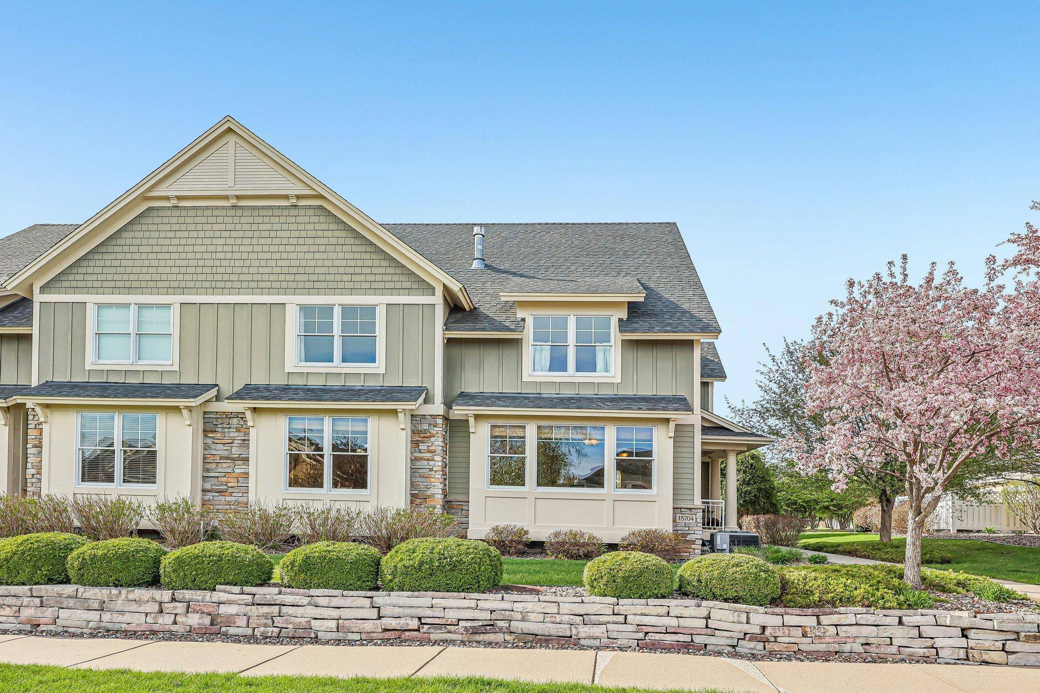 15704 Cobblestone Lake Pkwy, Apple Valley, MN 55124