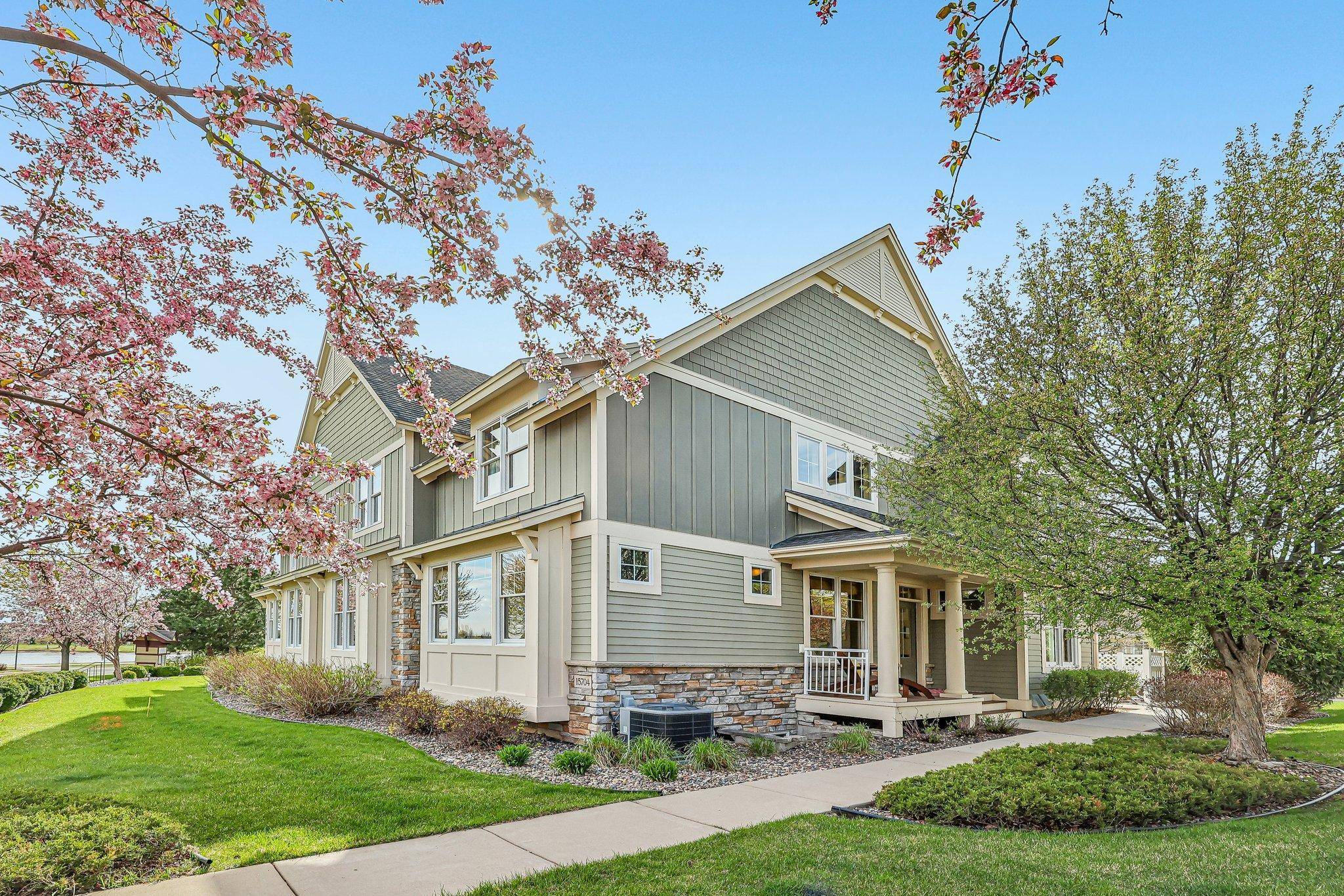 15704 Cobblestone Lake Pkwy, Apple Valley, MN 55124