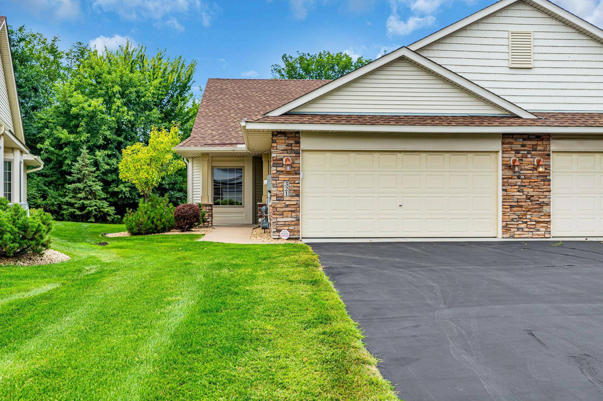 321 Summer PL E, Maplewood, MN 55117
