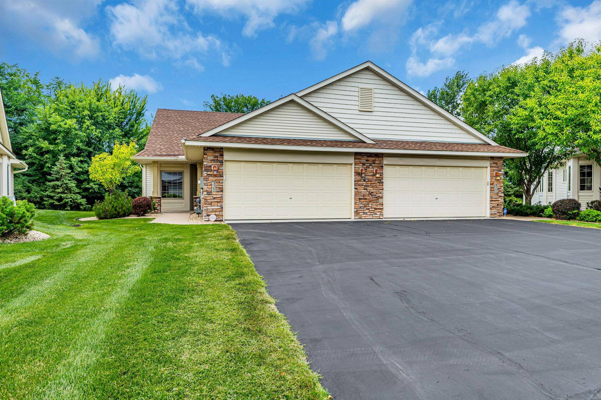 321 Summer PL E, Maplewood, MN 55117