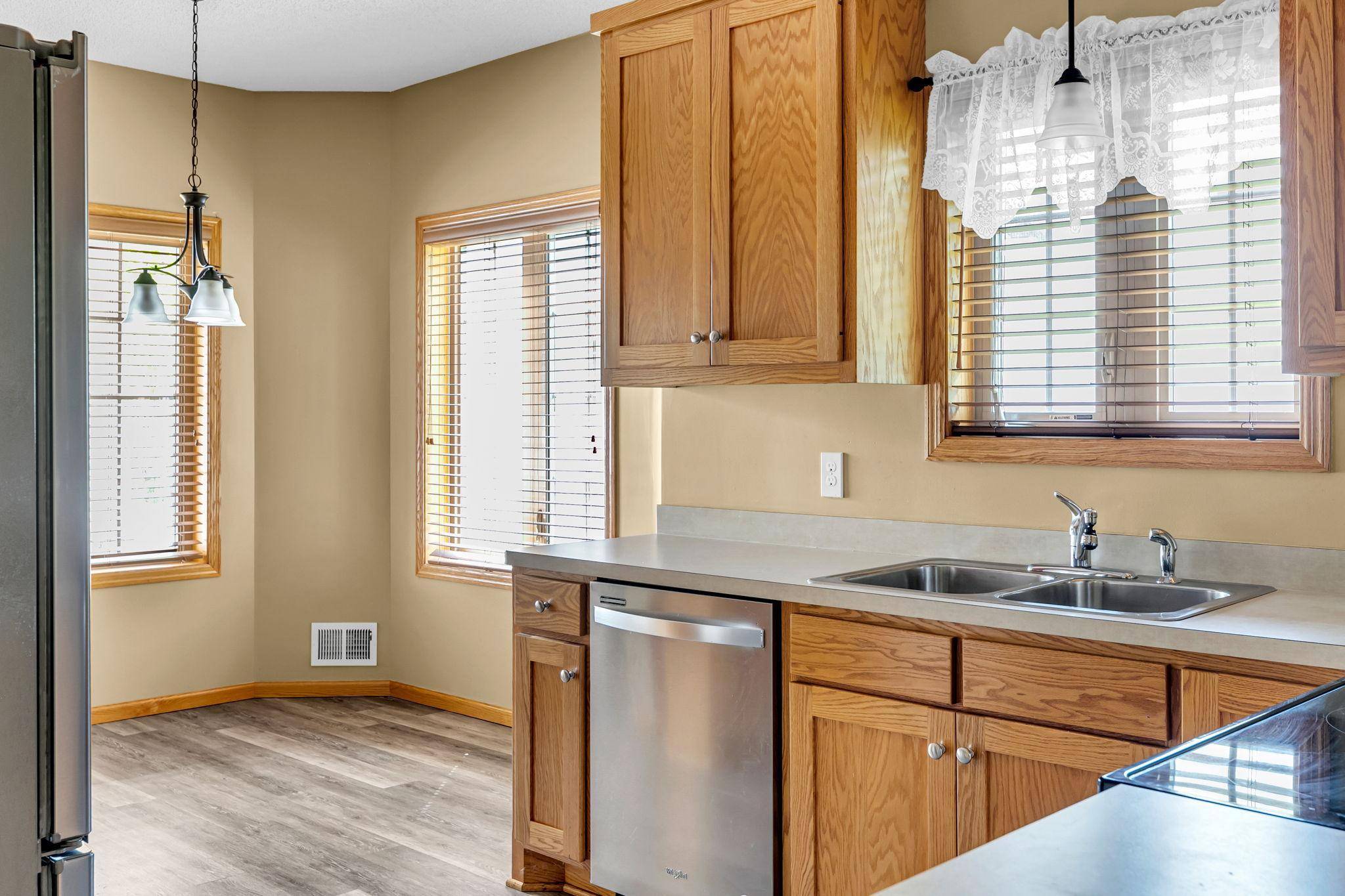 321 Summer PL E, Maplewood, MN 55117