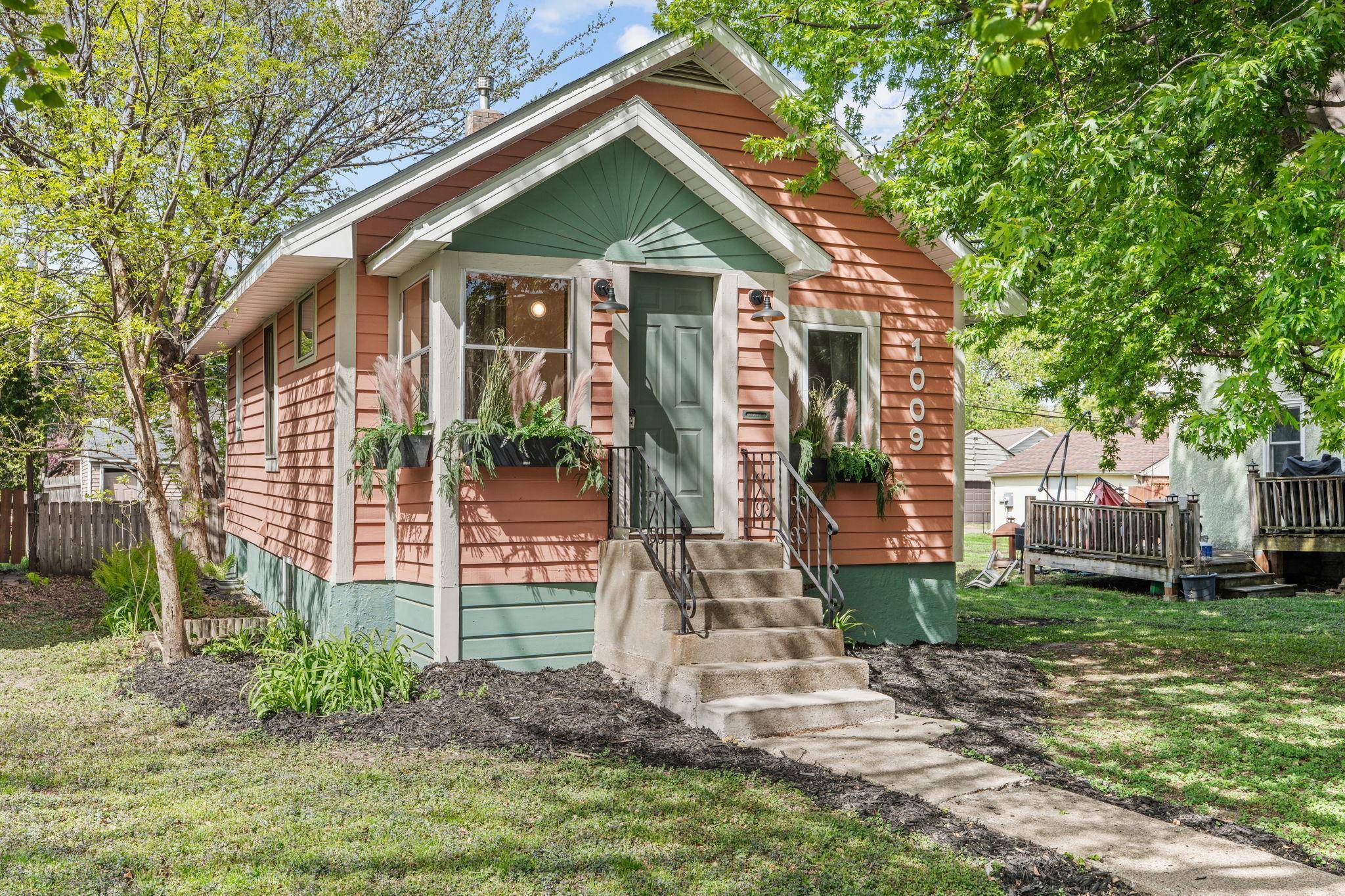 1009 Watson AVE, Saint Paul, MN 55102