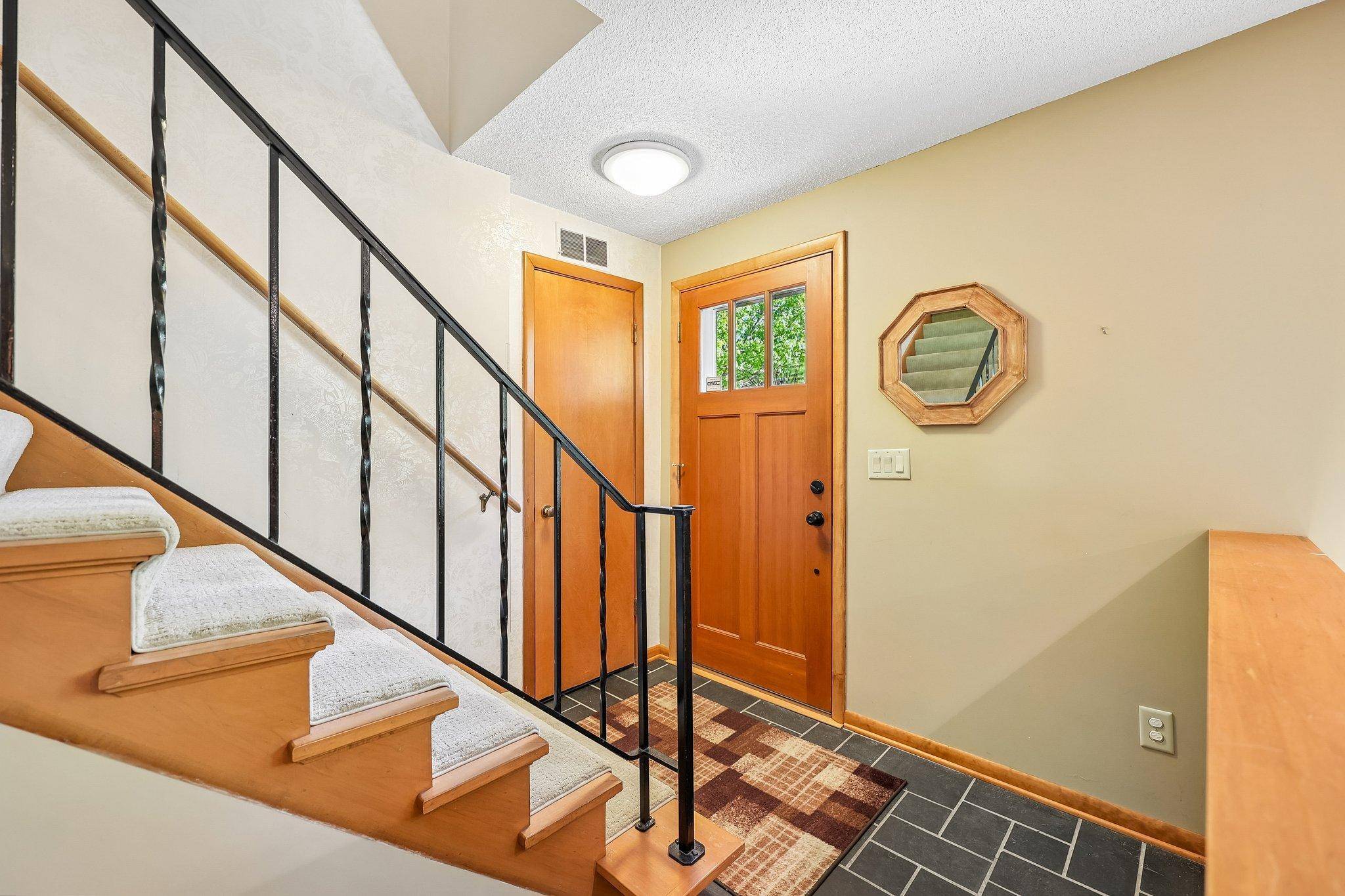 5137 Duggan PLZ, Edina, MN 55439