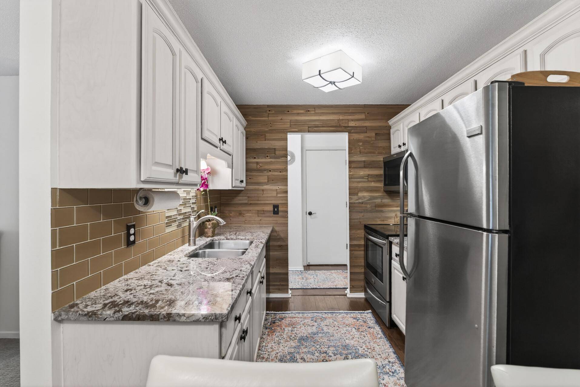 215 Barry AVE S #216, Wayzata, MN 55391