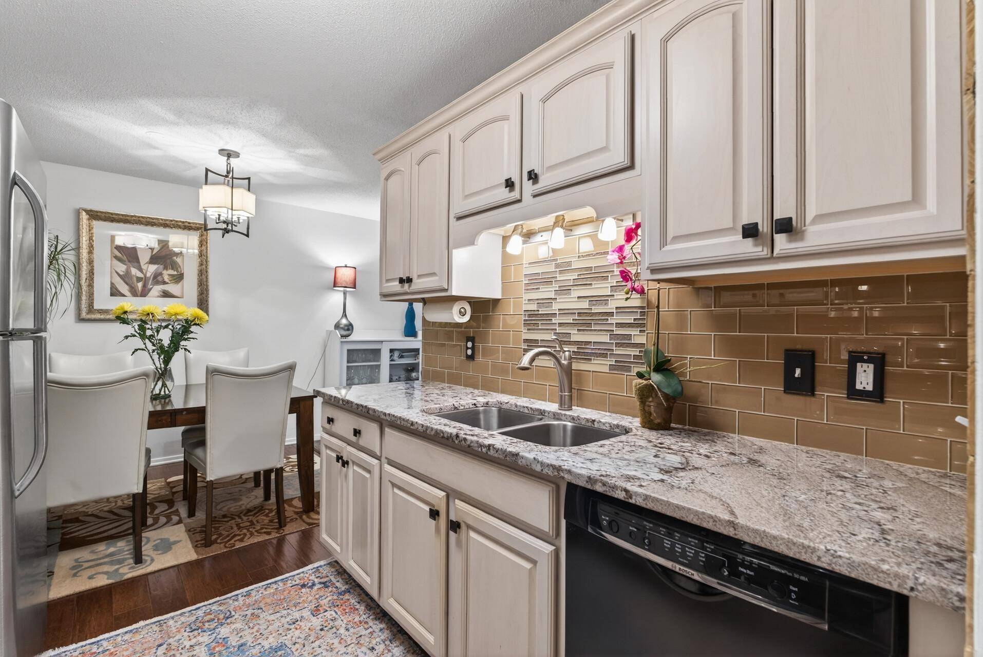 215 Barry AVE S #216, Wayzata, MN 55391