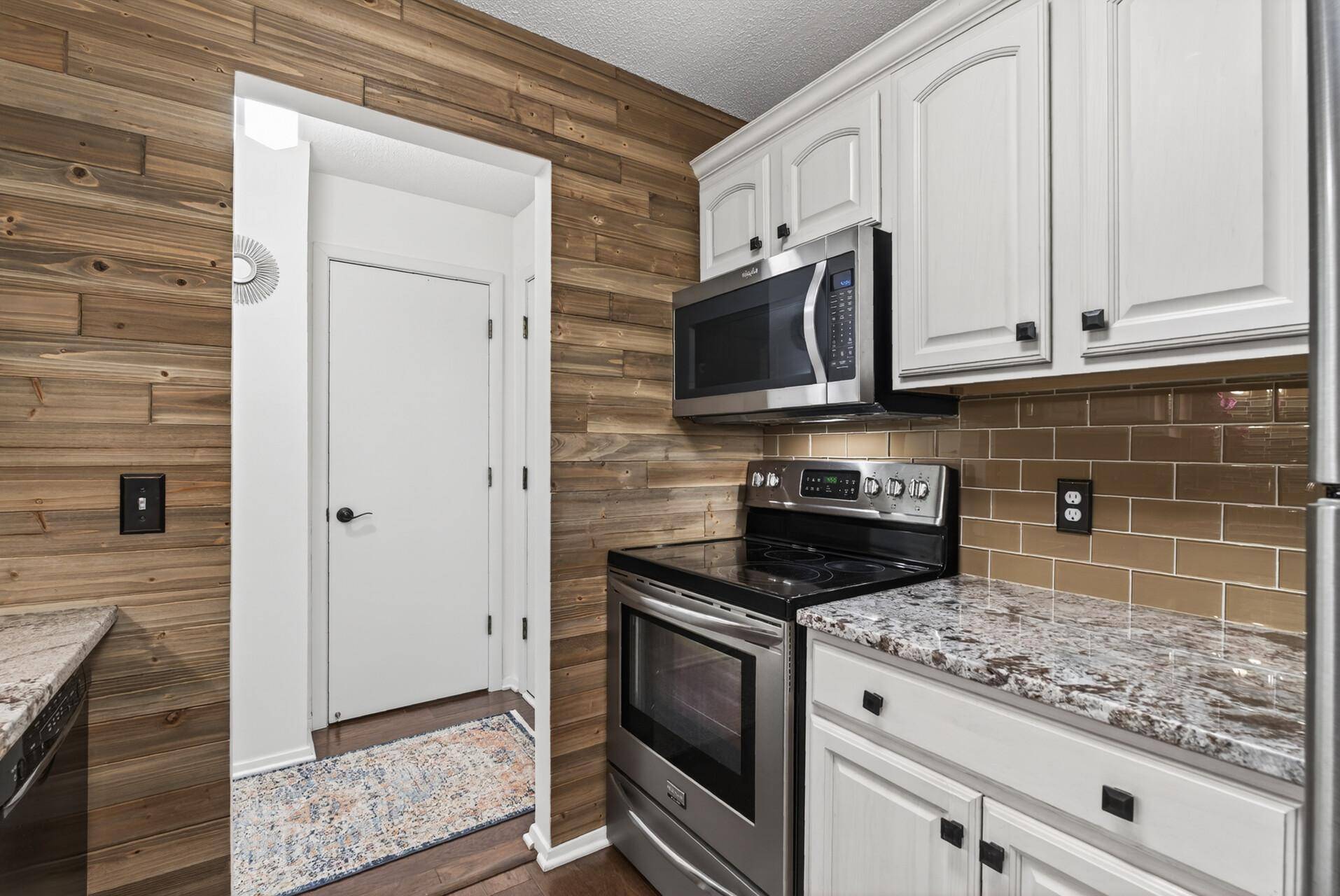 215 Barry AVE S #216, Wayzata, MN 55391