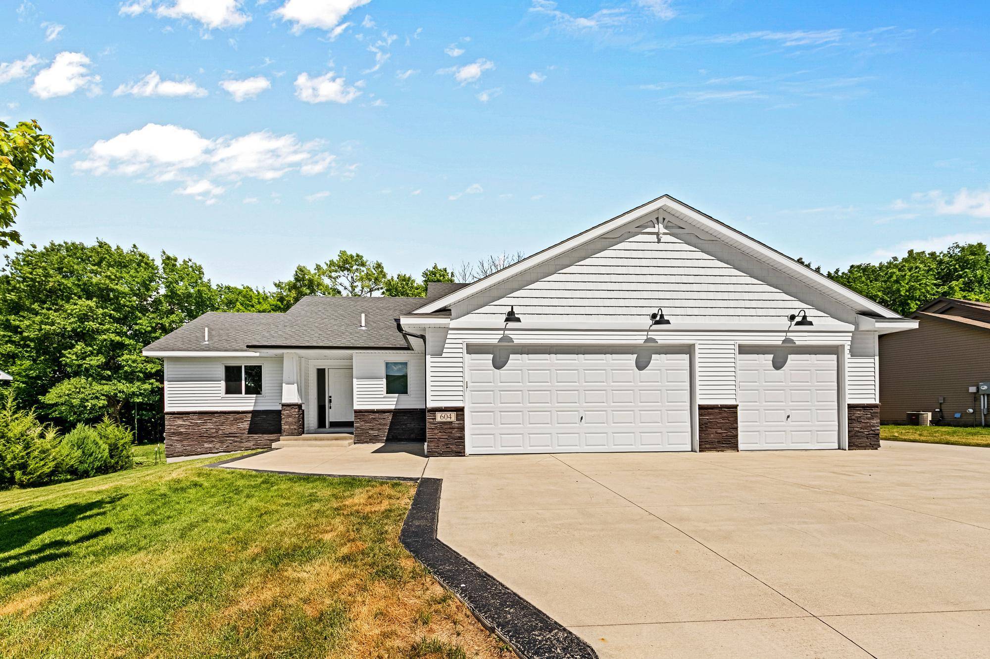 604 Nelson LN, Center City, MN 55012
