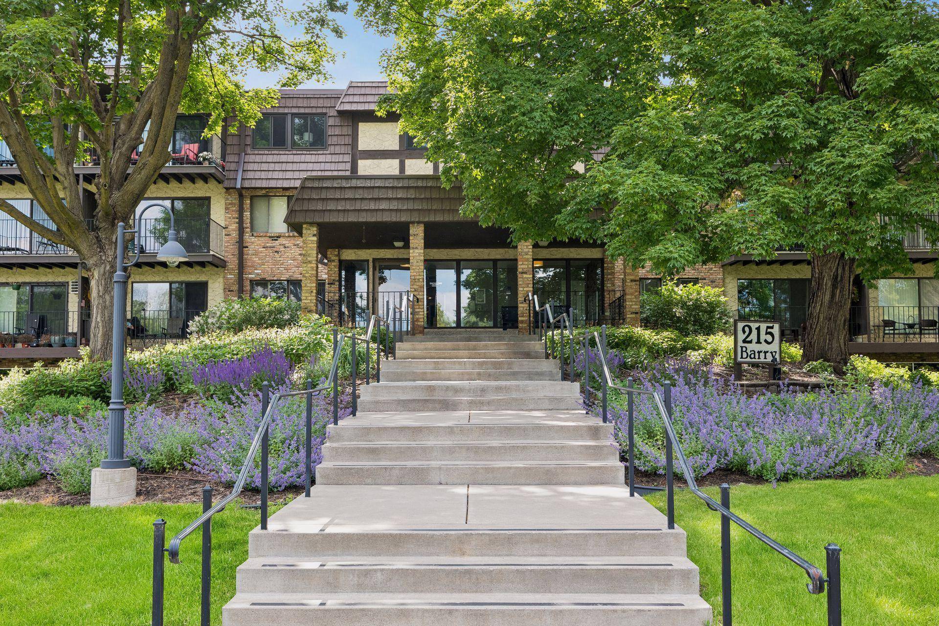 215 Barry AVE S #218, Wayzata, MN 55391