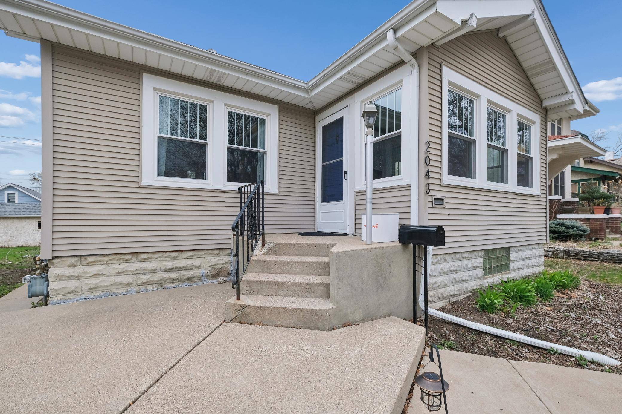 2043 Stanford AVE, Saint Paul, MN 55105