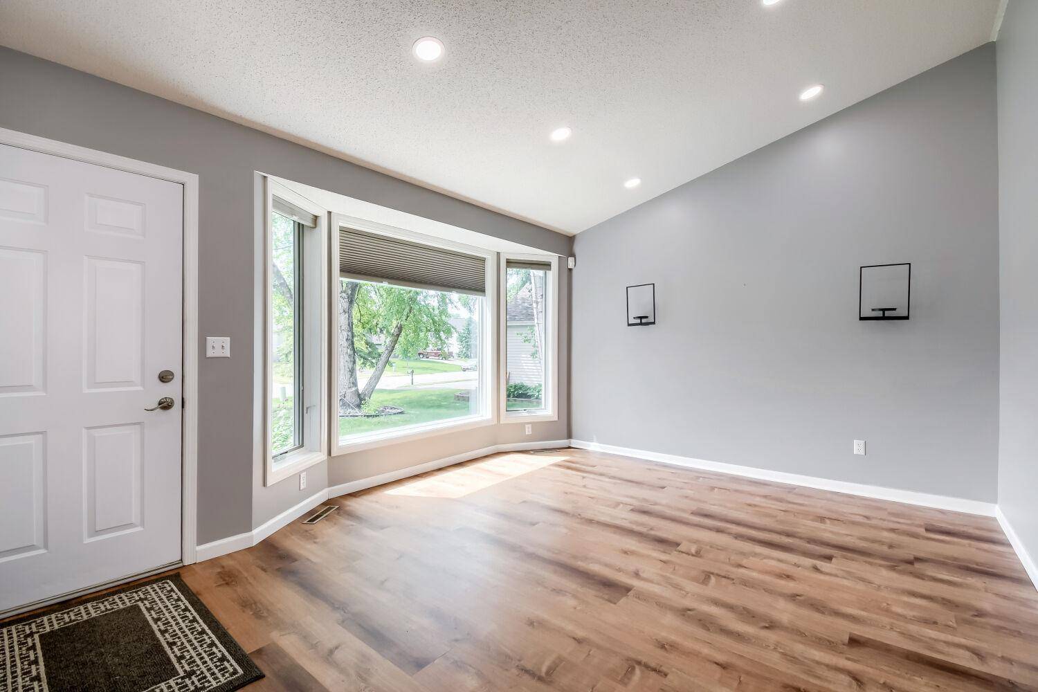 9664 Wynstone DR, Woodbury, MN 55125