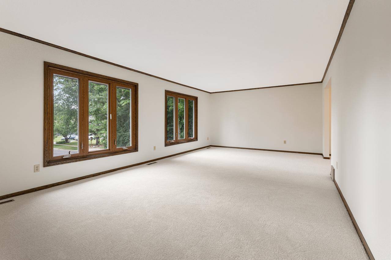 13789 Holyoke LN, Apple Valley, MN 55124