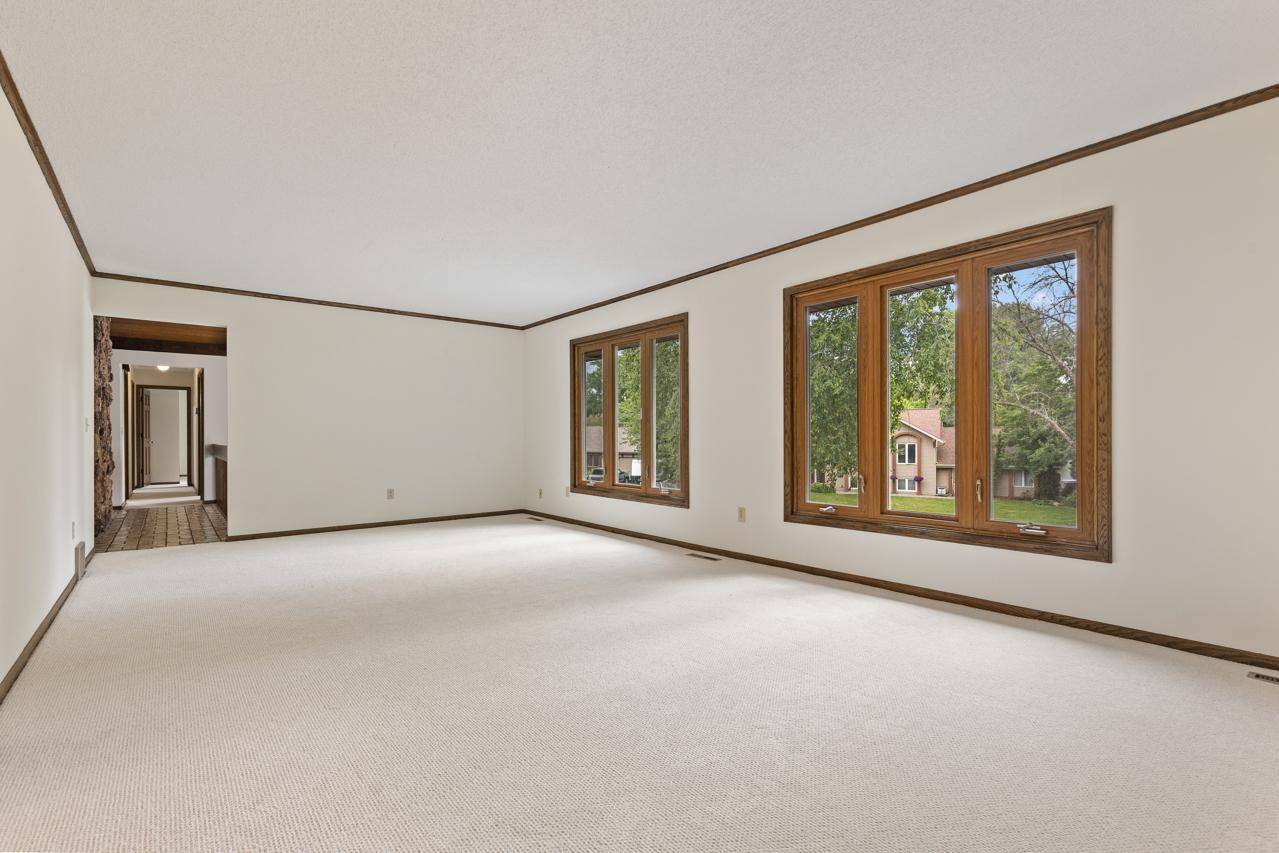 13789 Holyoke LN, Apple Valley, MN 55124