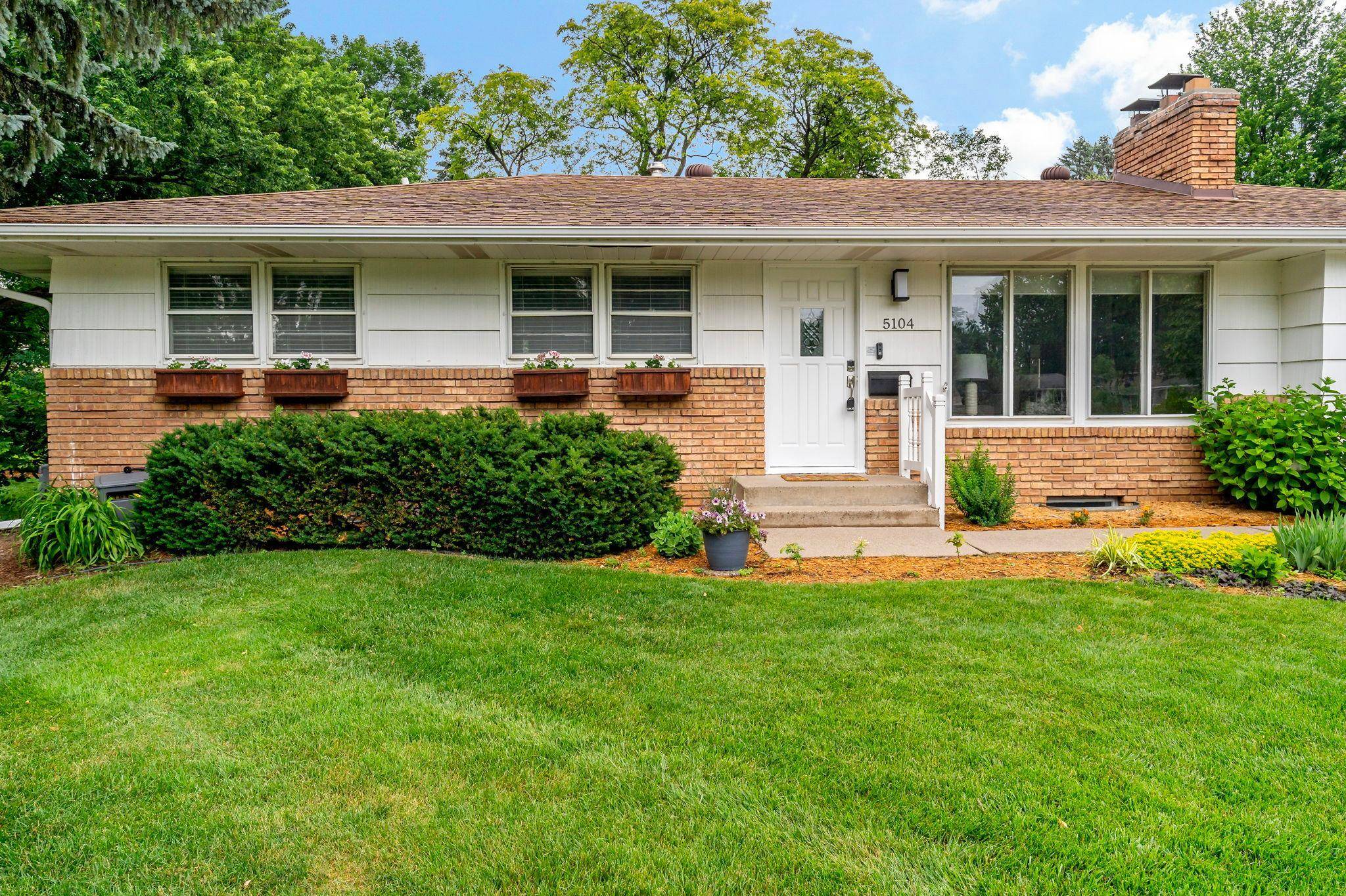 5104 Duggan PLZ, Edina, MN 55439