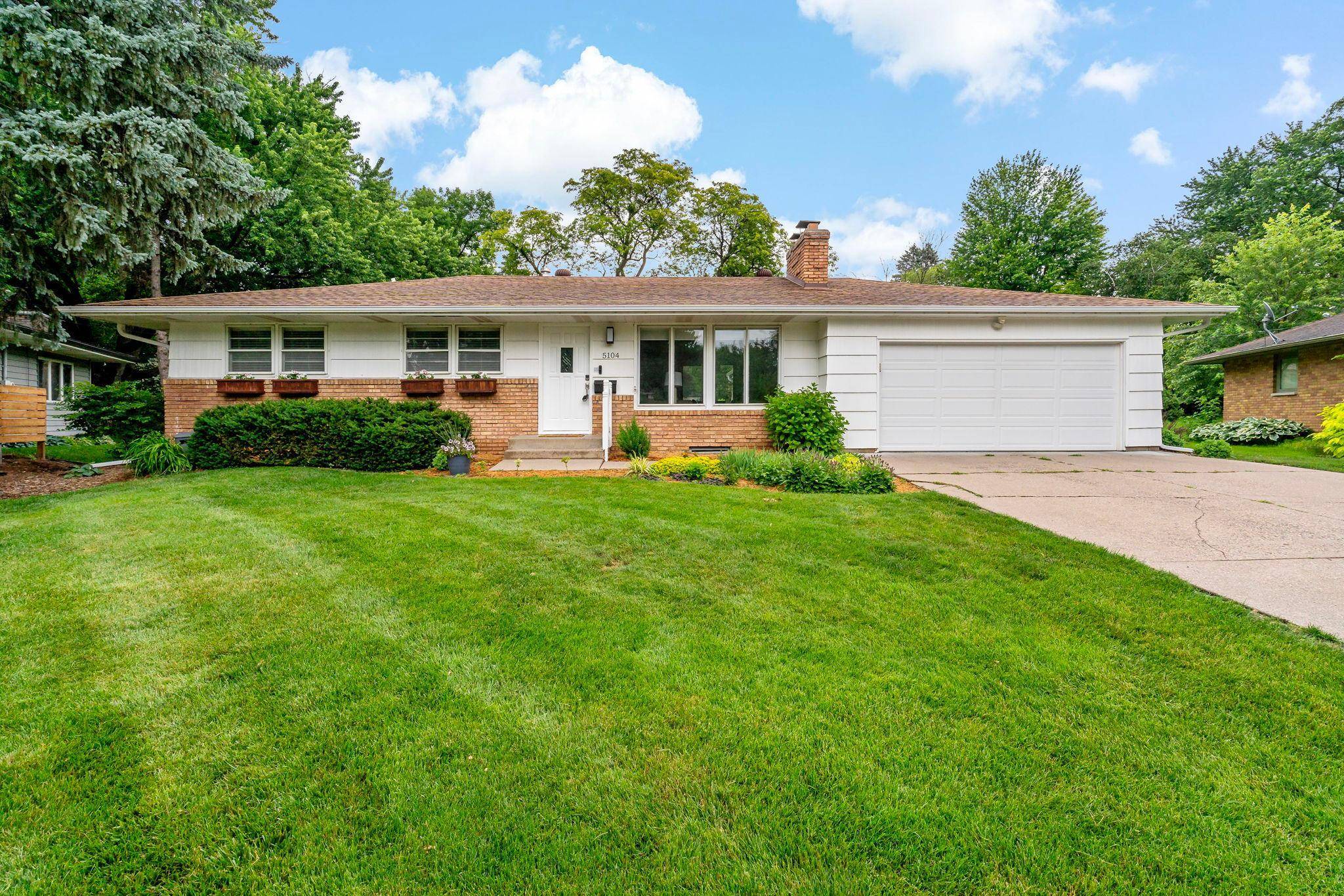 5104 Duggan PLZ, Edina, MN 55439
