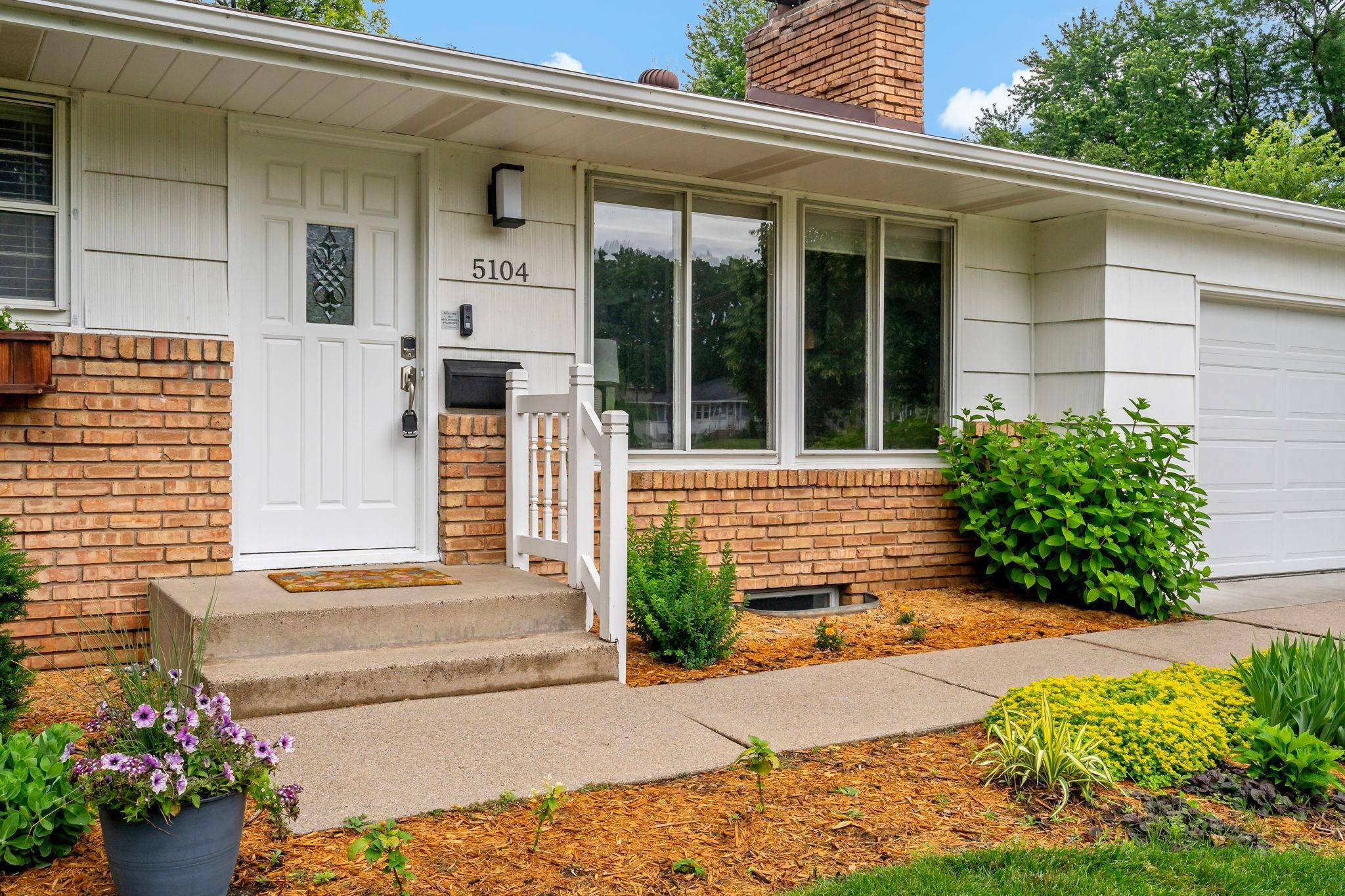 5104 Duggan PLZ, Edina, MN 55439