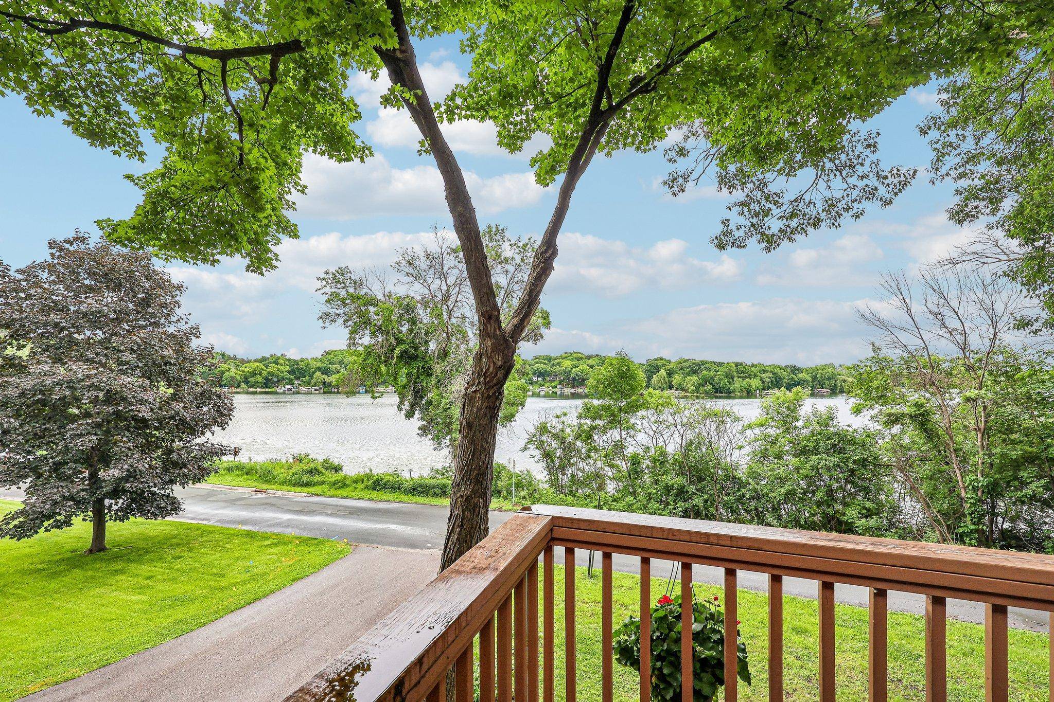 6680 Lotus TRL, Chanhassen, MN 55317