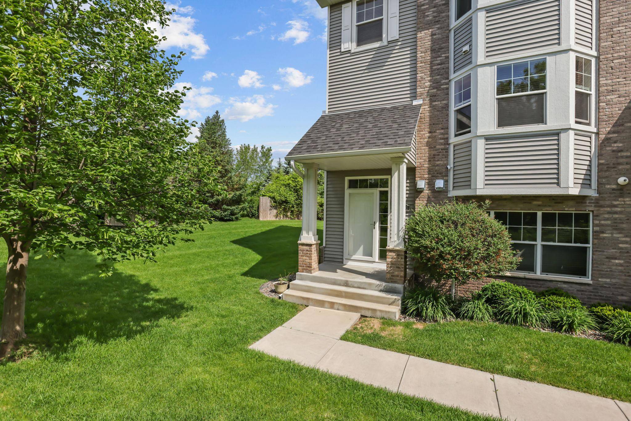 11920 Emery Village DR N, Champlin, MN 55316