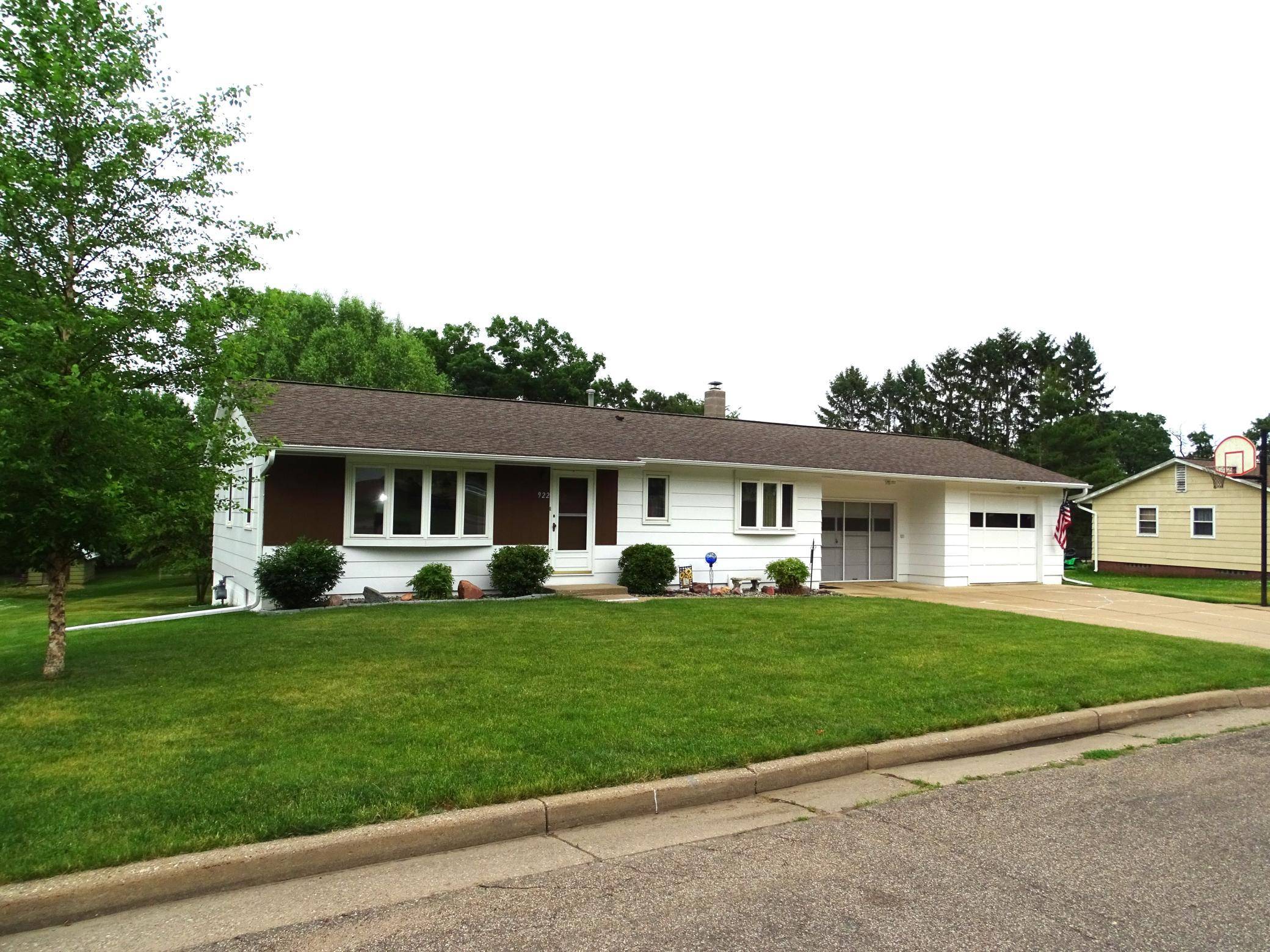 922 Auth ST, Durand, WI 54736