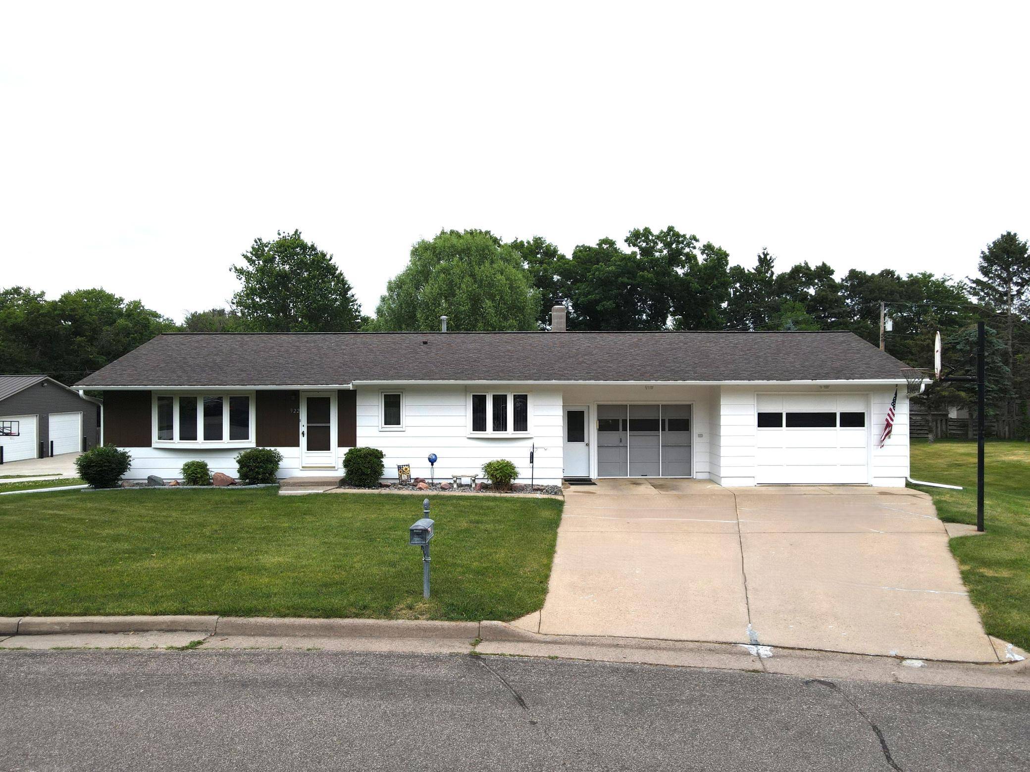 922 Auth ST, Durand, WI 54736