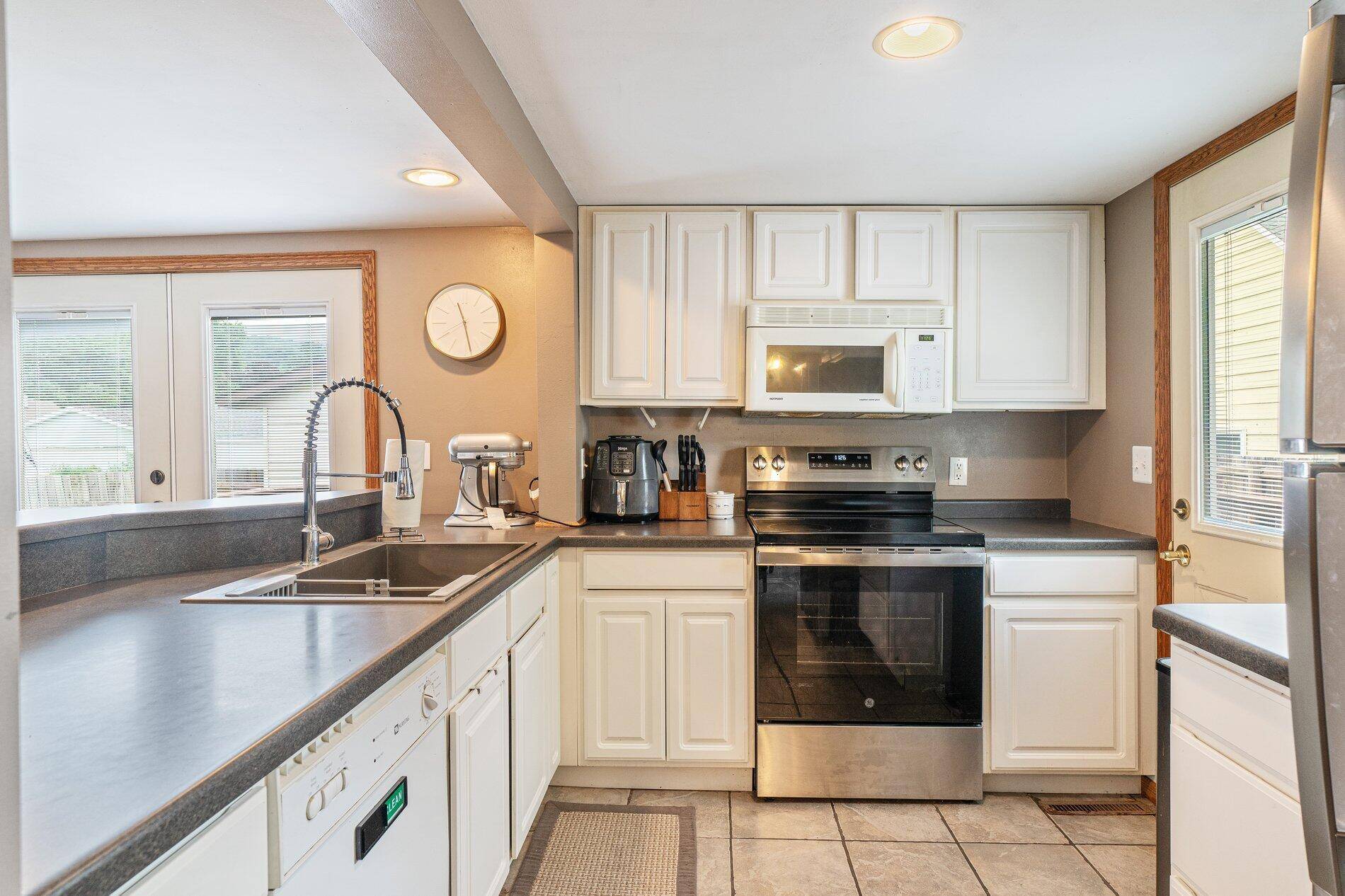 608 S 2nd ST, La Crescent, MN 55947