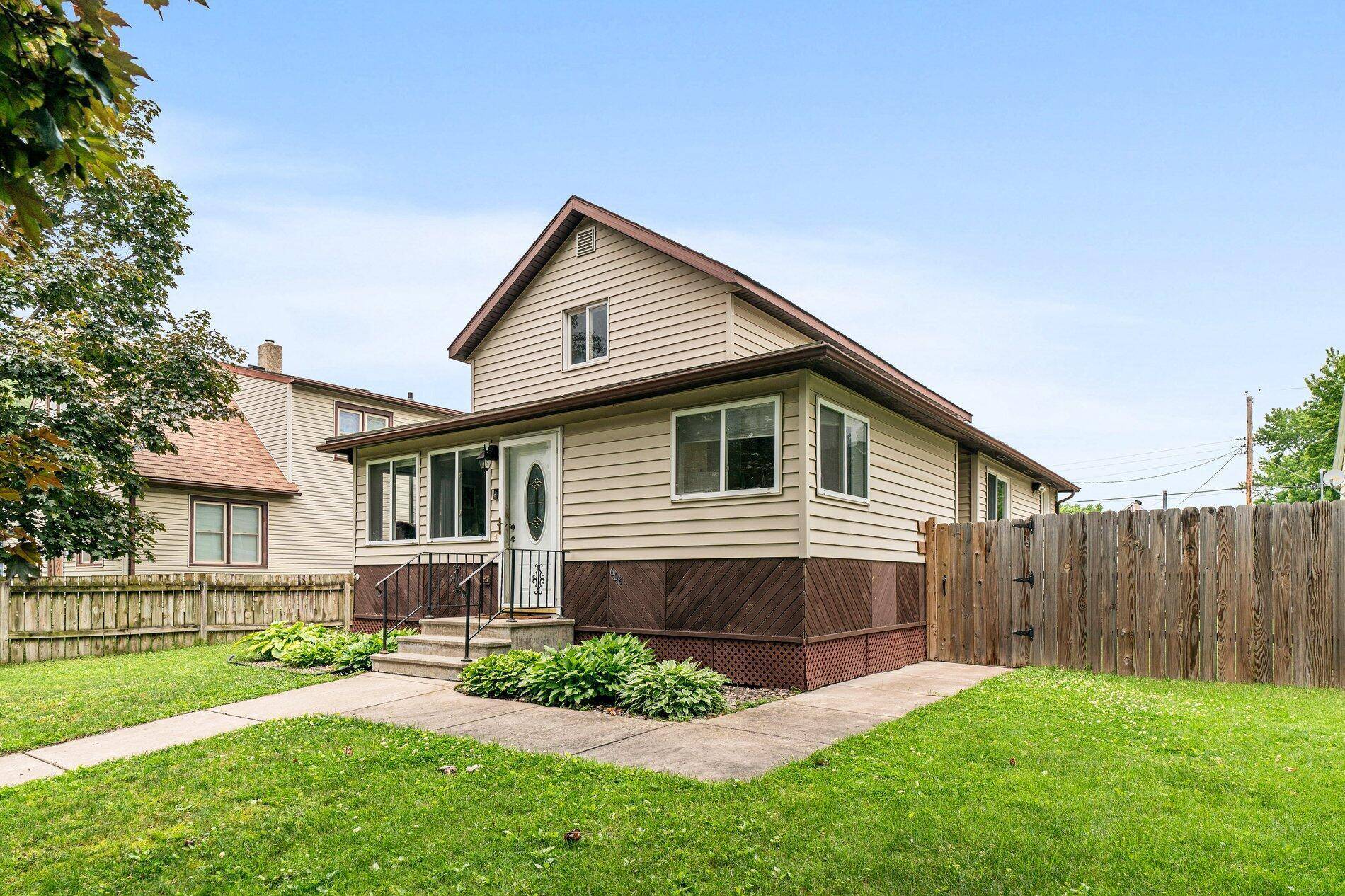 608 S 2nd ST, La Crescent, MN 55947