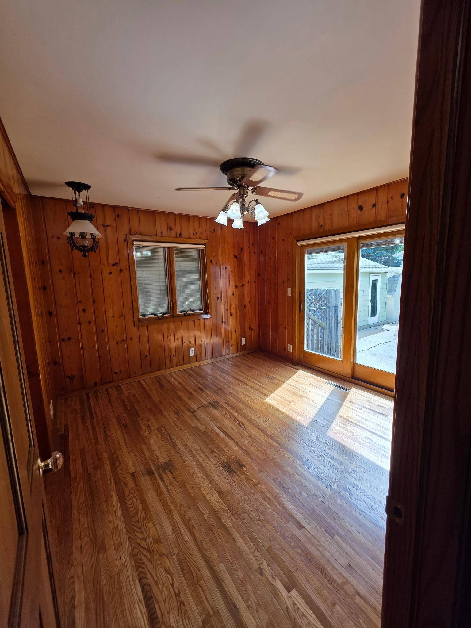 806 Lincoln AVE, Albert Lea, MN 56007