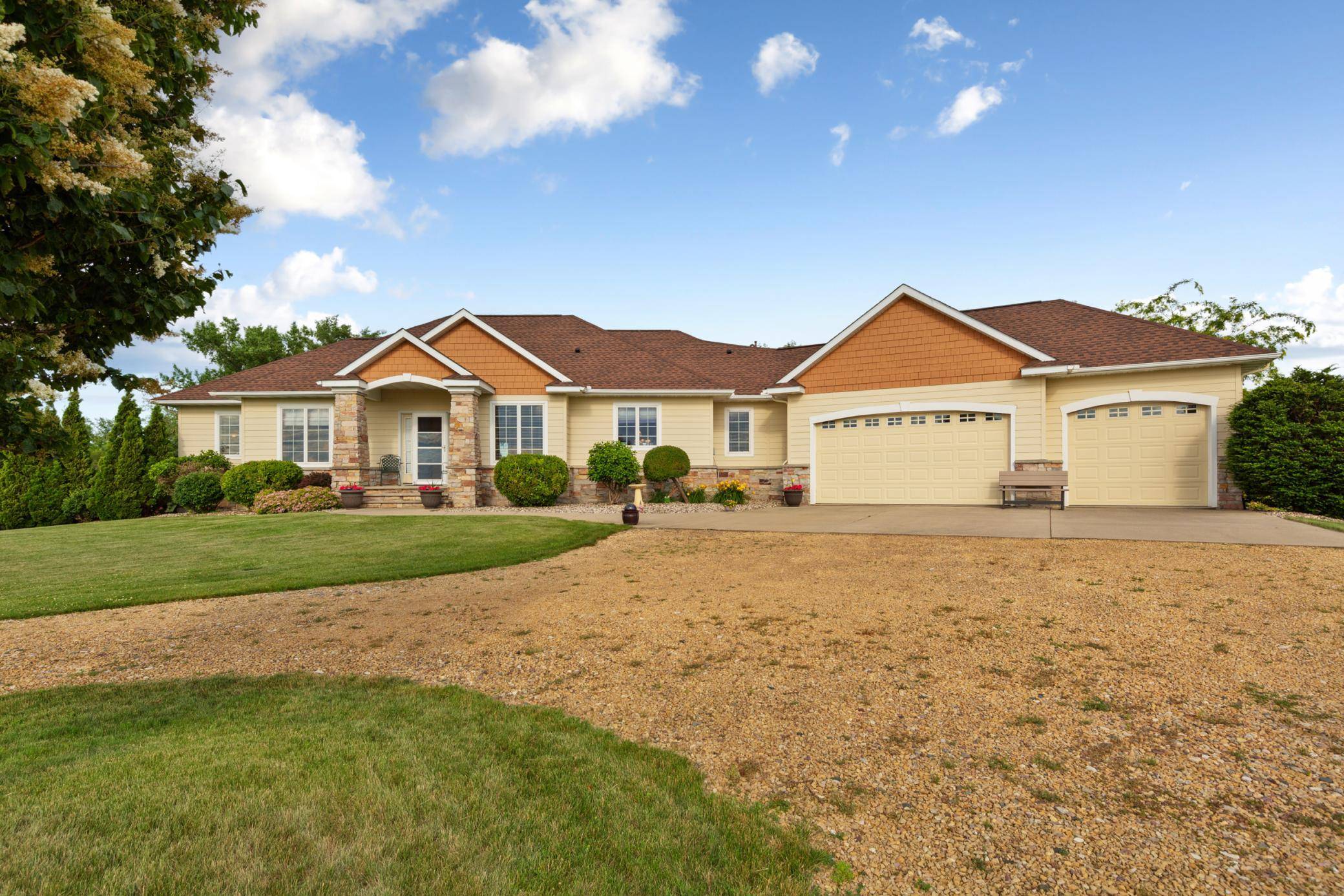 20 W Clear Lake DR, Ceylon, MN 56121