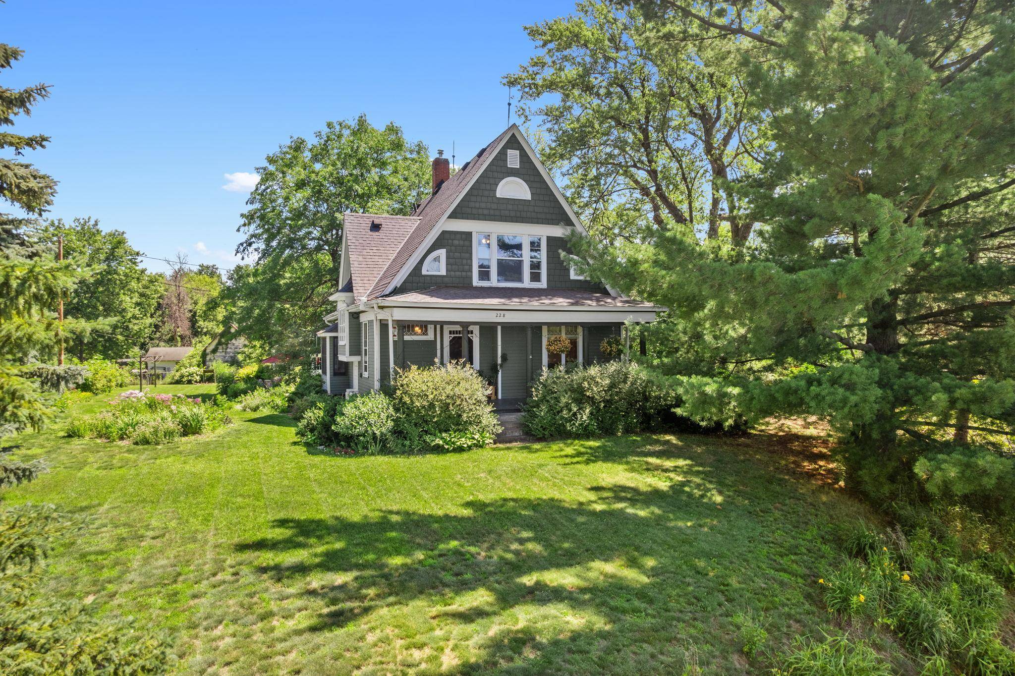 228 Summit AVE, Center City, MN 55012