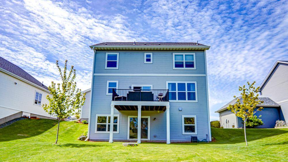 2046 Highland CIR, Hudson, WI 54016