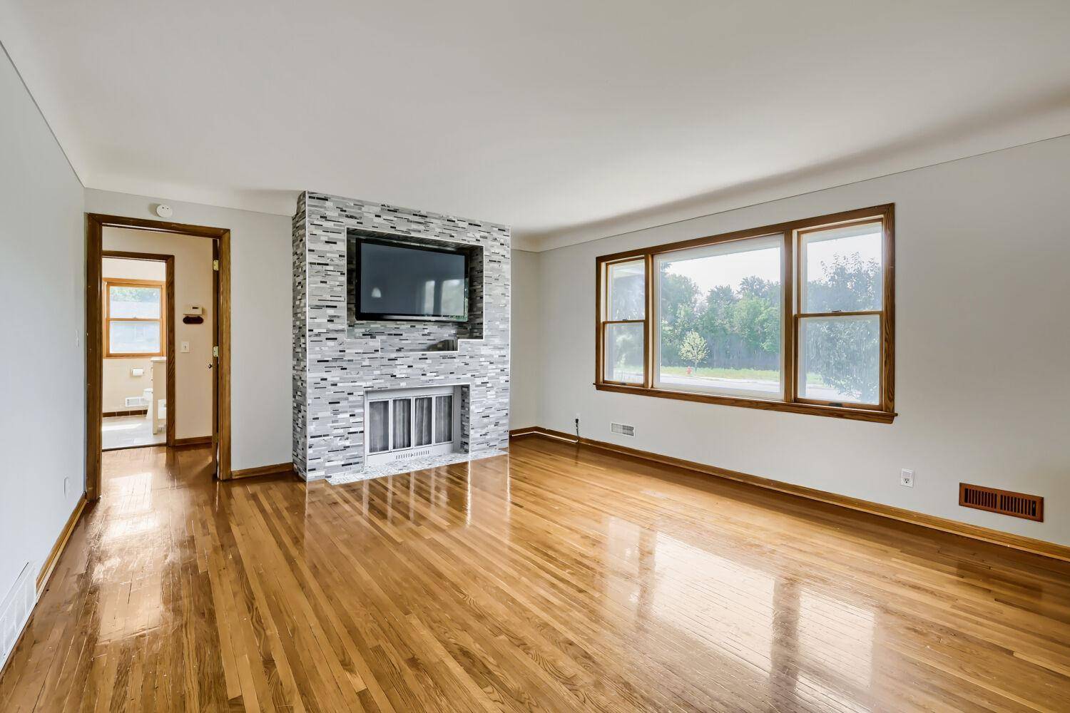 900 W 84th ST, Bloomington, MN 55420