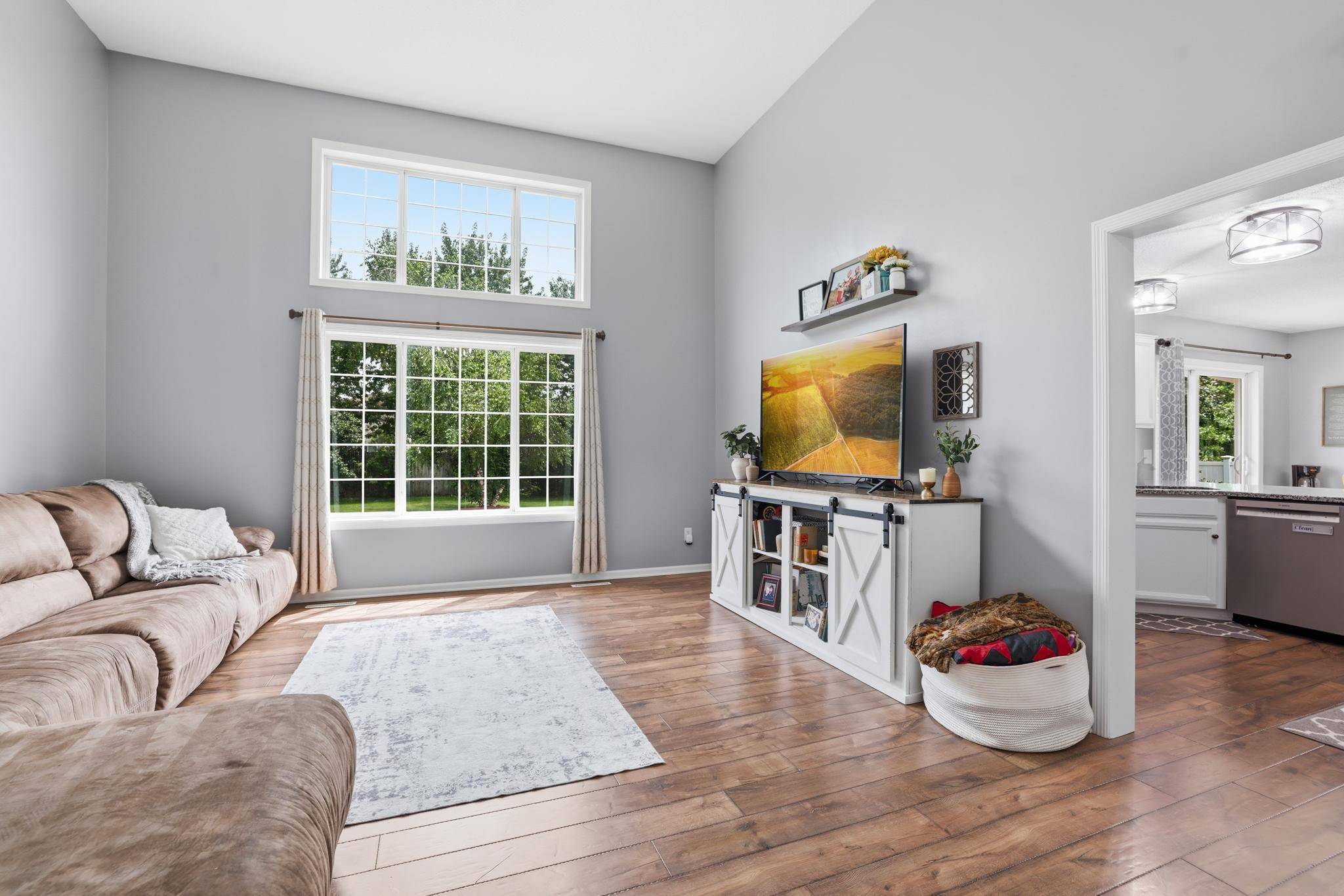 717 Heritage LN, Belle Plaine, MN 56011