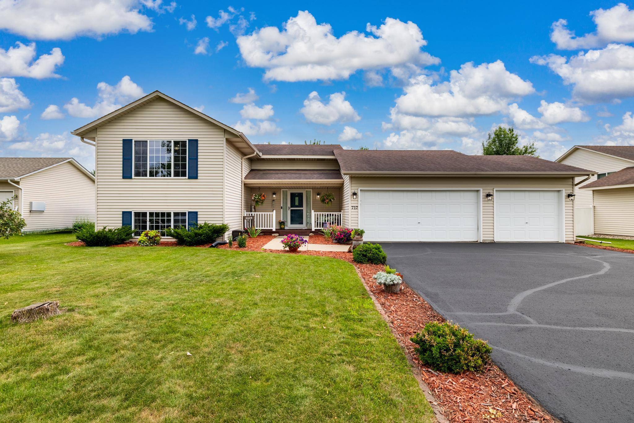 717 Heritage LN, Belle Plaine, MN 56011
