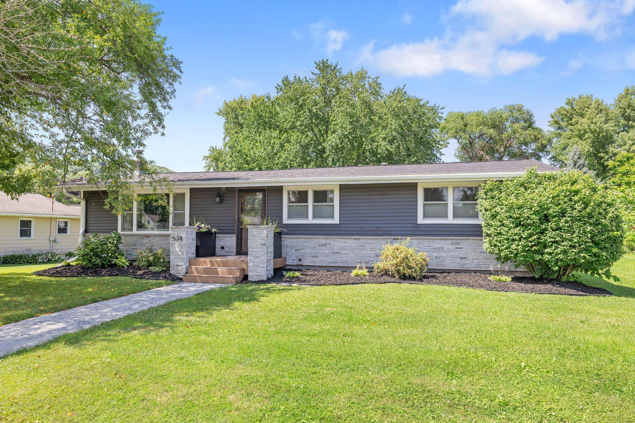 534 S 3rd ST, La Crescent, MN 55947