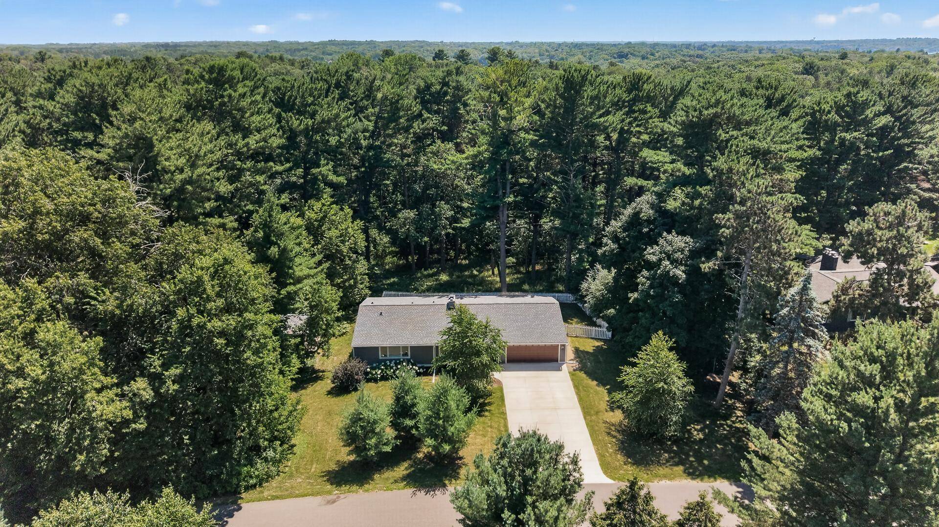 13 Overlook RD, Dellwood, MN 55110