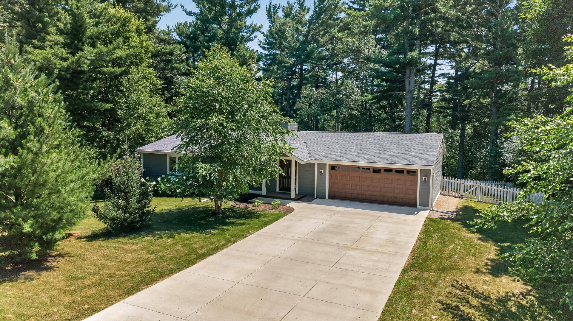 13 Overlook RD, Dellwood, MN 55110