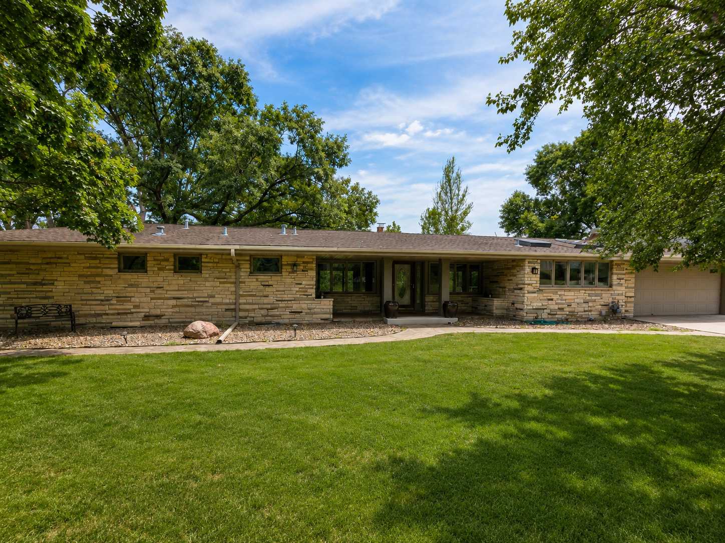 14017 Frontier LN, Burnsville, MN 55337