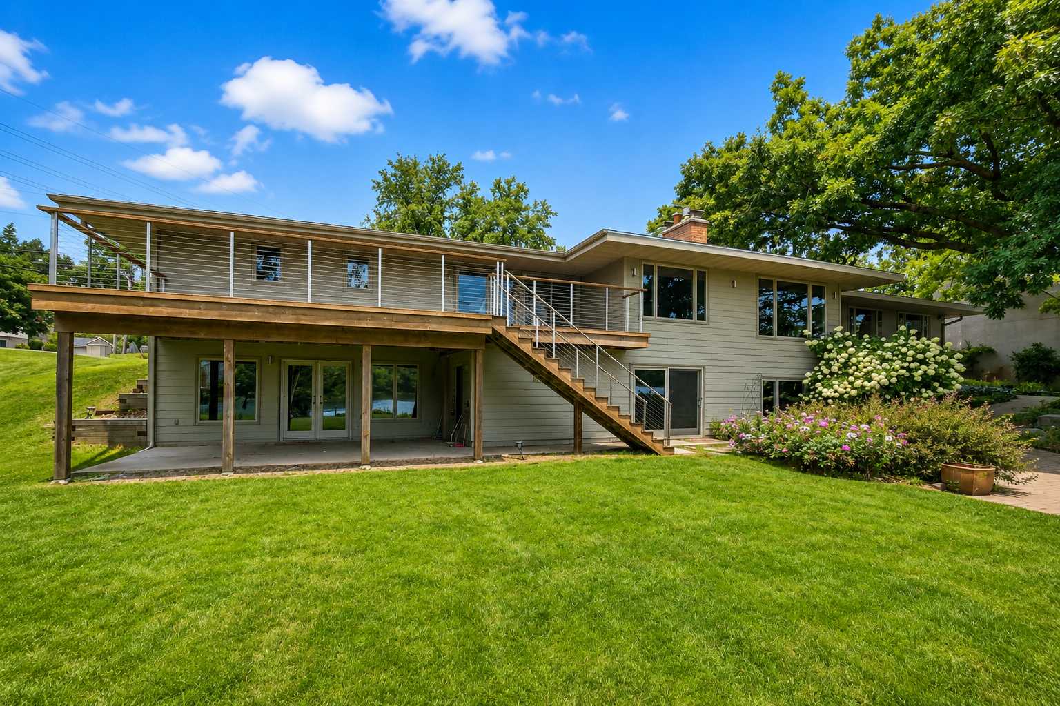 14017 Frontier LN, Burnsville, MN 55337