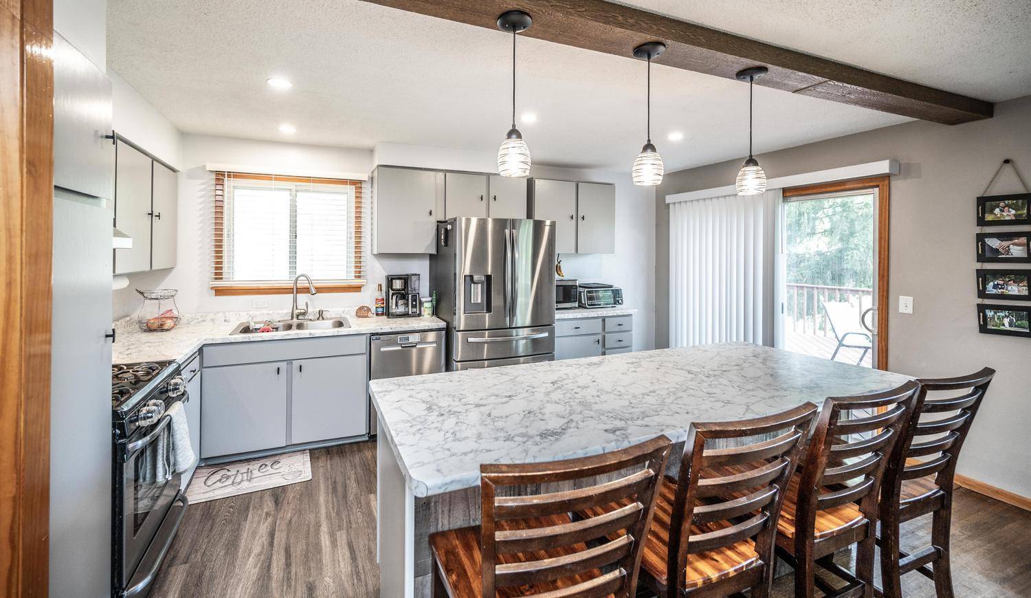 1083 Whitney DR, Apple Valley, MN 55124
