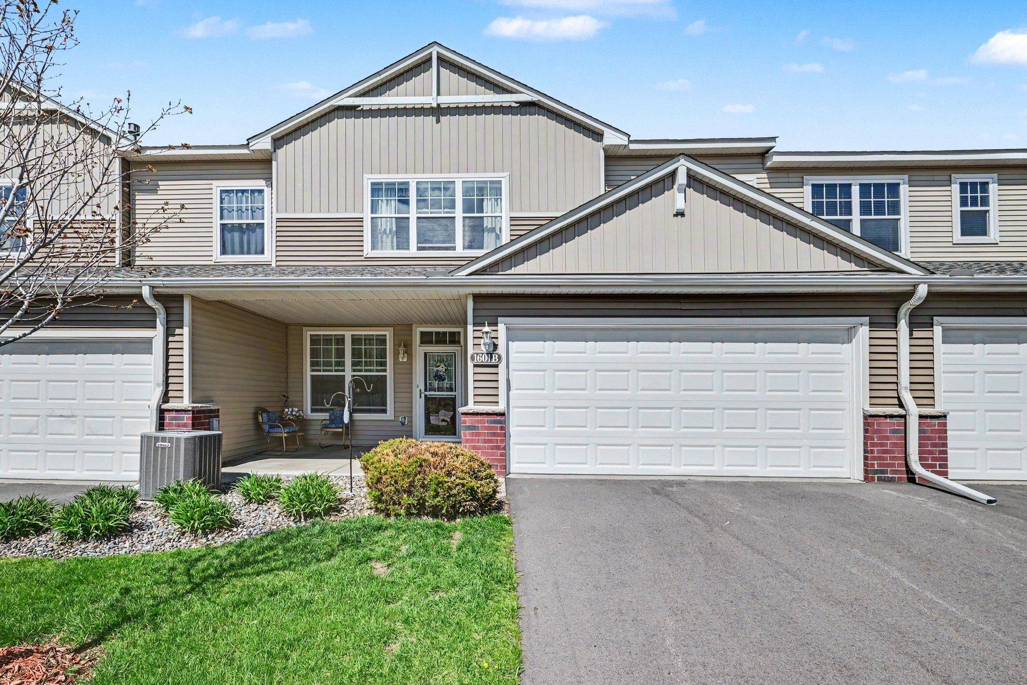 1601 Sumac CIR #B, Carver, MN 55315