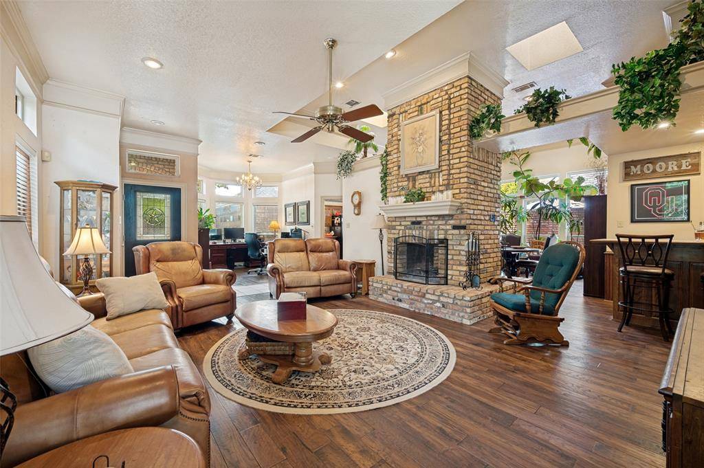 608 Crest Ridge Drive, Irving, TX 75061